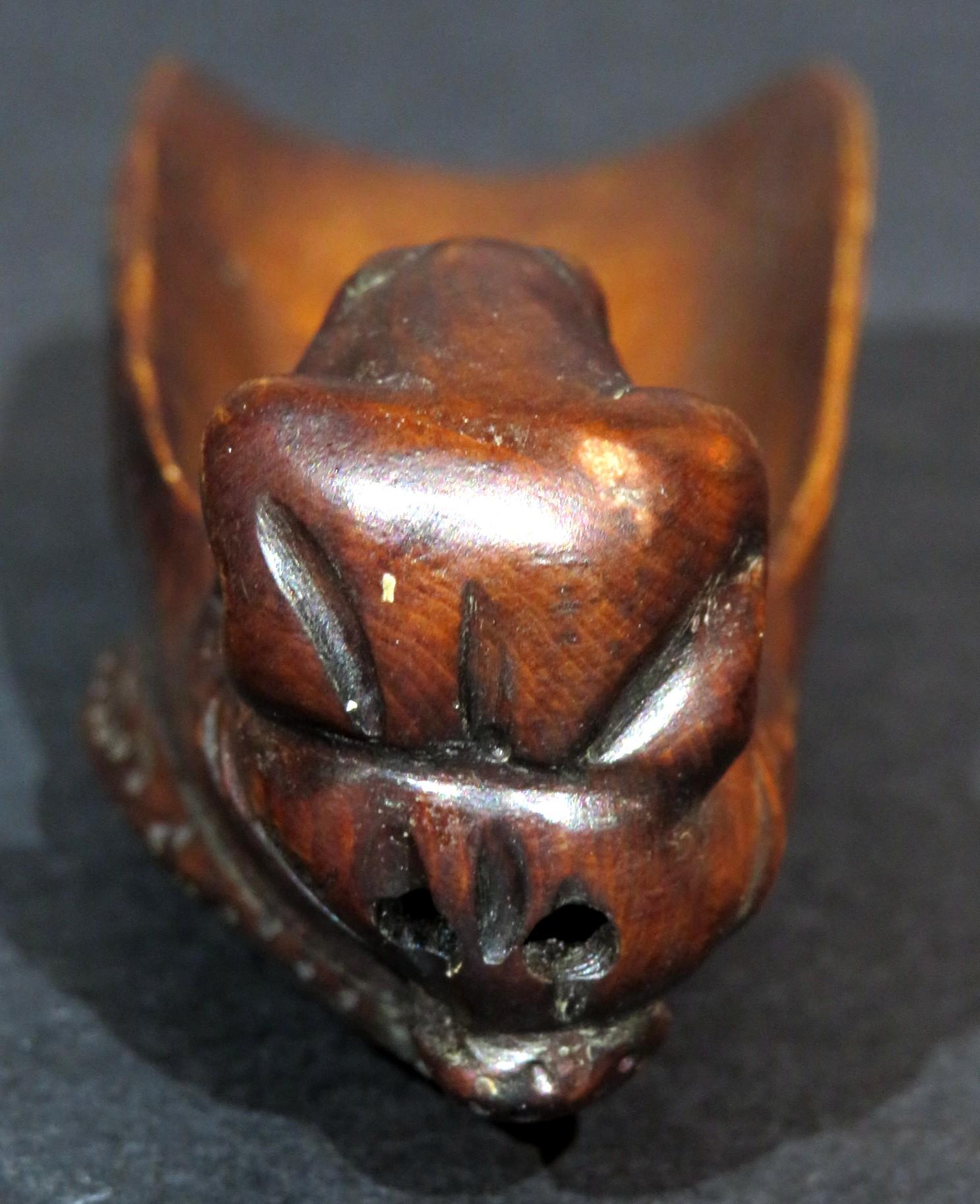 A Finely Carved Boxwood Tea Leaf Scoop Netsuke, Japan Taisho Period (1912-1925) 5
