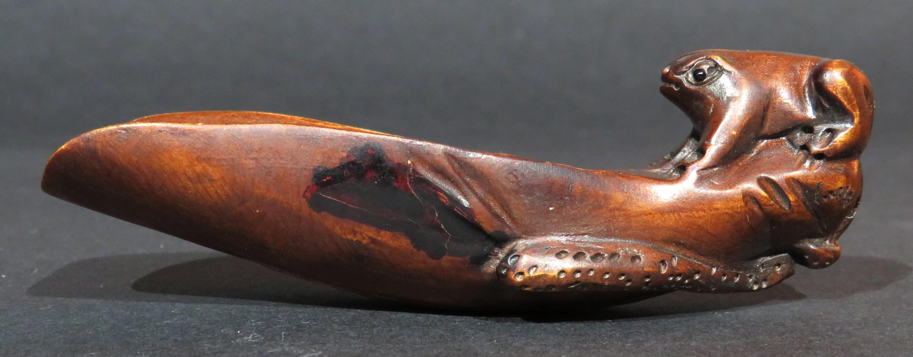 Japanese A Finely Carved Boxwood Tea Leaf Scoop Netsuke, Japan Taisho Period (1912-1925)