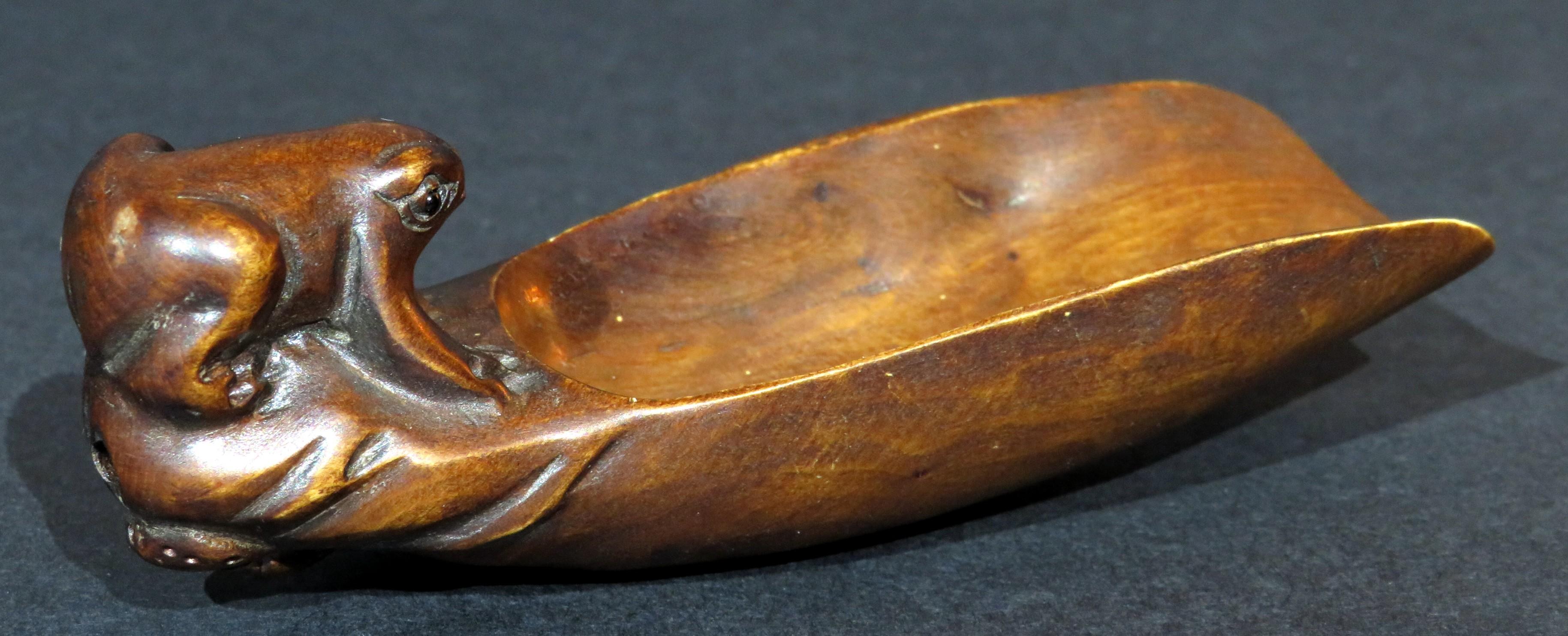 A Finely Carved Boxwood Tea Leaf Scoop Netsuke, Japan Taisho Period (1912-1925) In Good Condition In Ottawa, Ontario
