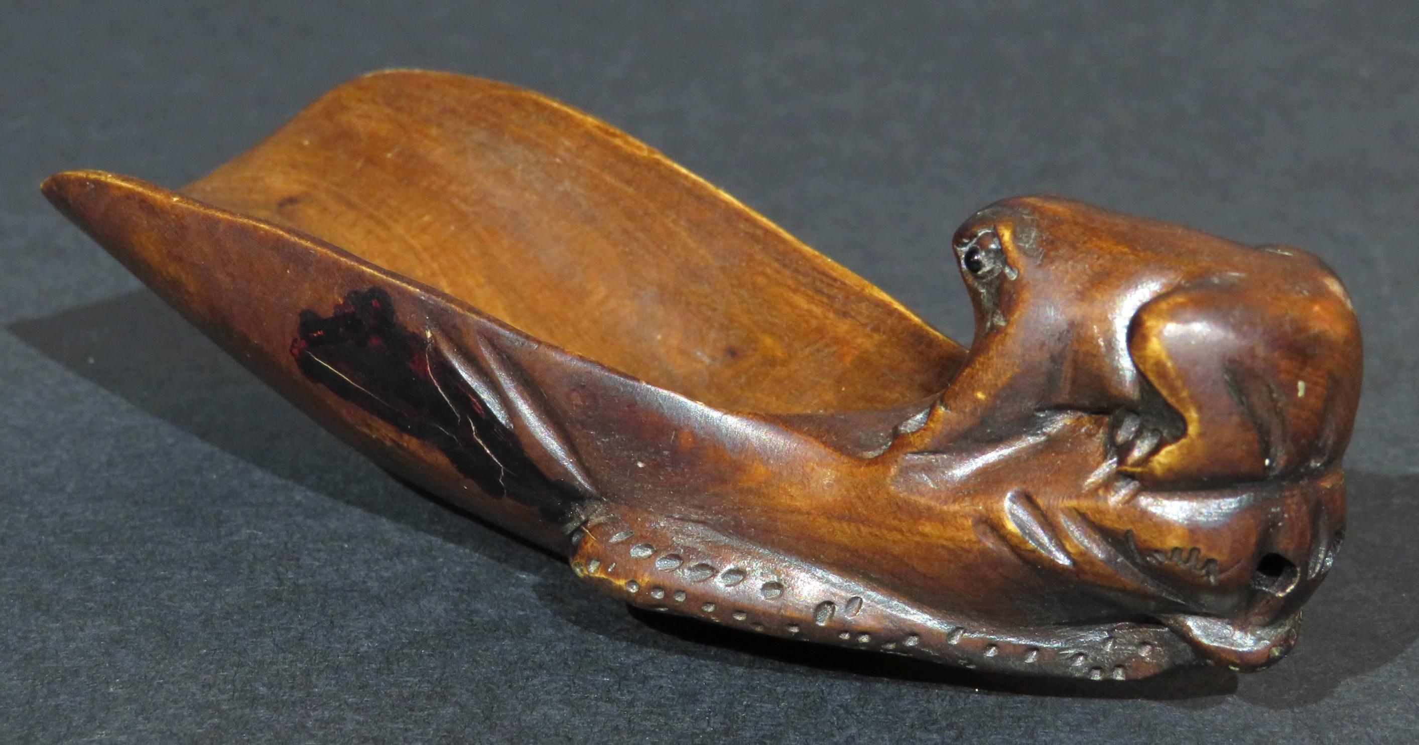 20th Century A Finely Carved Boxwood Tea Leaf Scoop Netsuke, Japan Taisho Period (1912-1925)