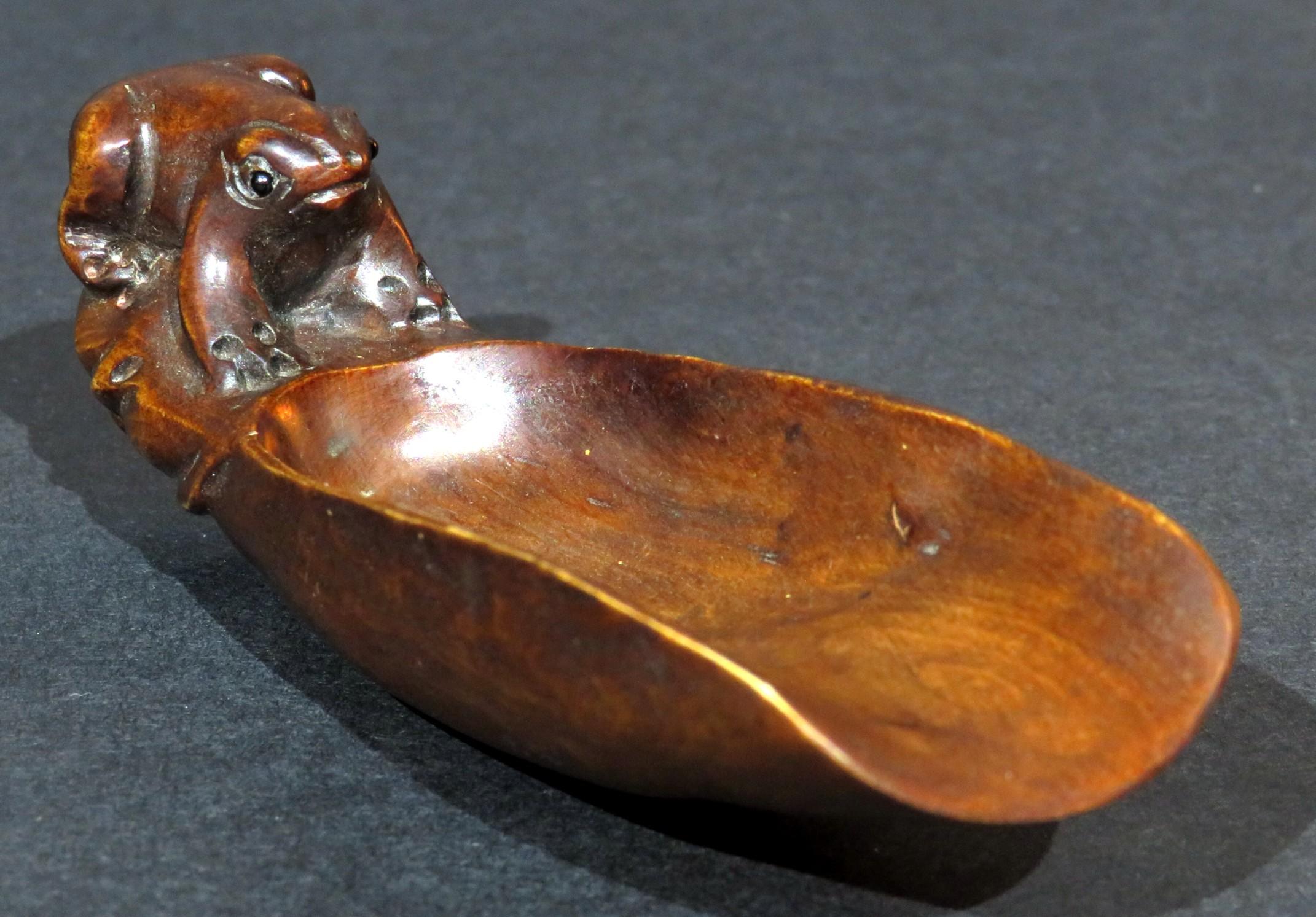 A Finely Carved Boxwood Tea Leaf Scoop Netsuke, Japan Taisho Period (1912-1925) 1