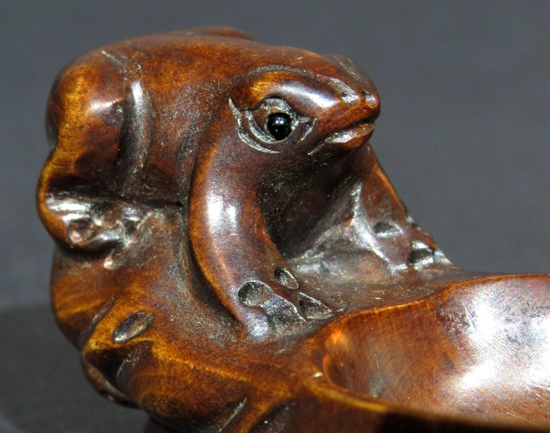 A Finely Carved Boxwood Tea Leaf Scoop Netsuke, Japan Taisho Period (1912-1925) 2