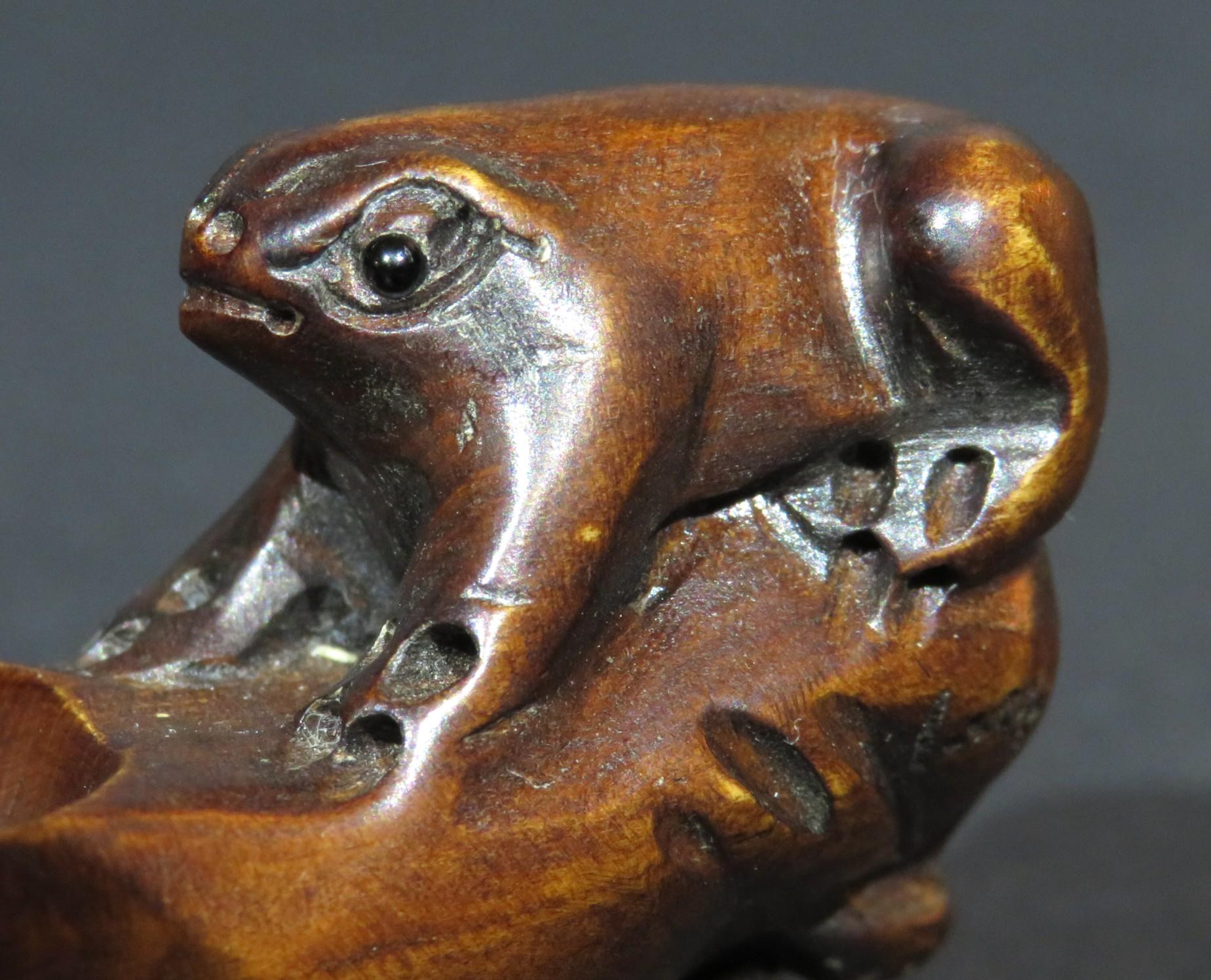 A Finely Carved Boxwood Tea Leaf Scoop Netsuke, Japan Taisho Period (1912-1925) 3