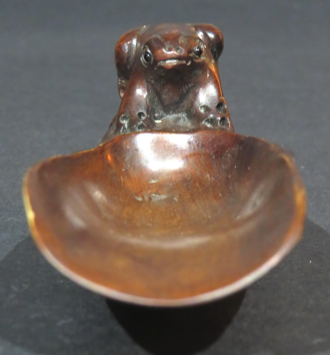 A Finely Carved Boxwood Tea Leaf Scoop Netsuke, Japan Taisho Period (1912-1925) 4