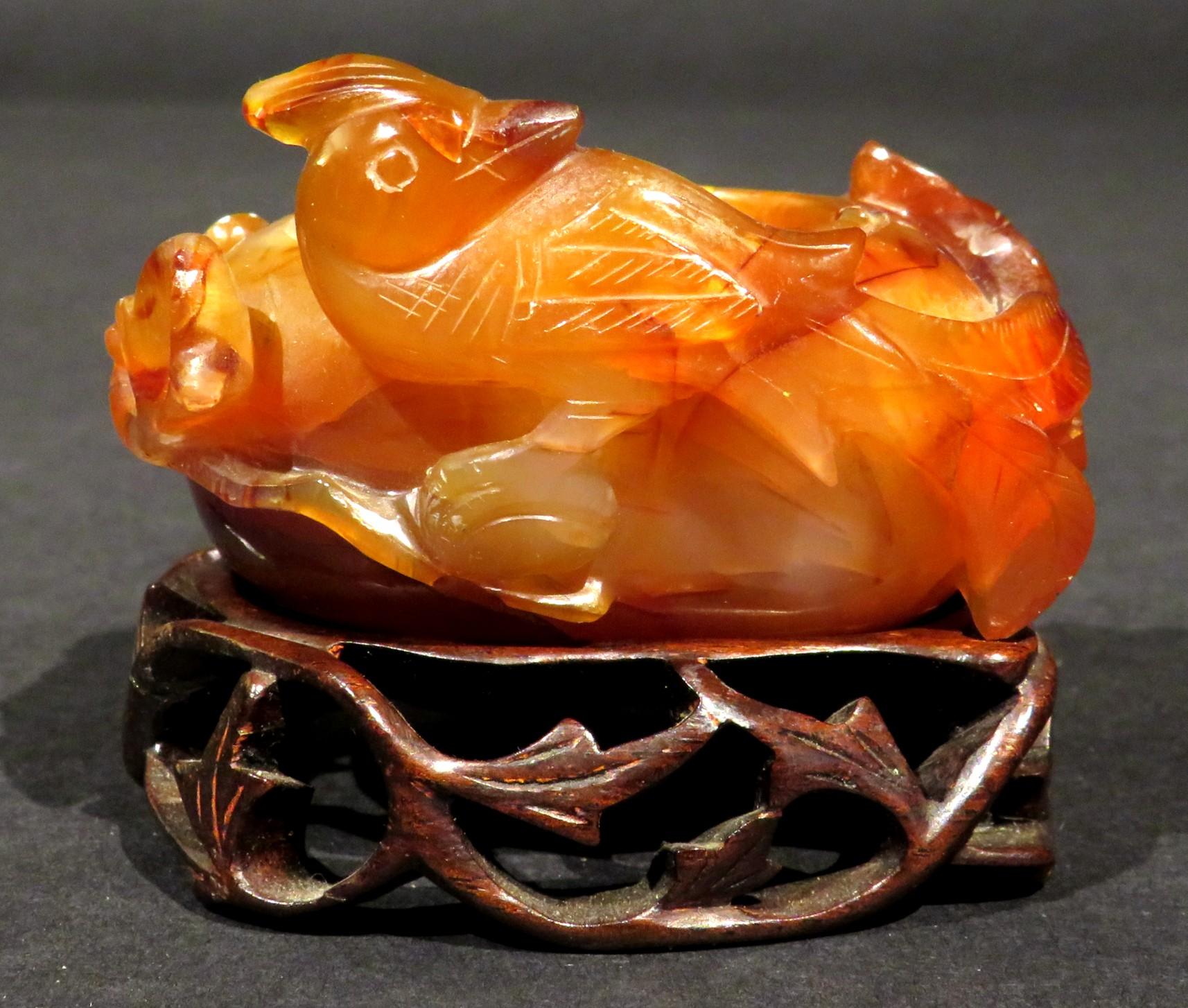 A Finely Carved Chinese Agate Brush Washer on Stand, Republic Period Circa 1940 In Good Condition For Sale In Ottawa, Ontario