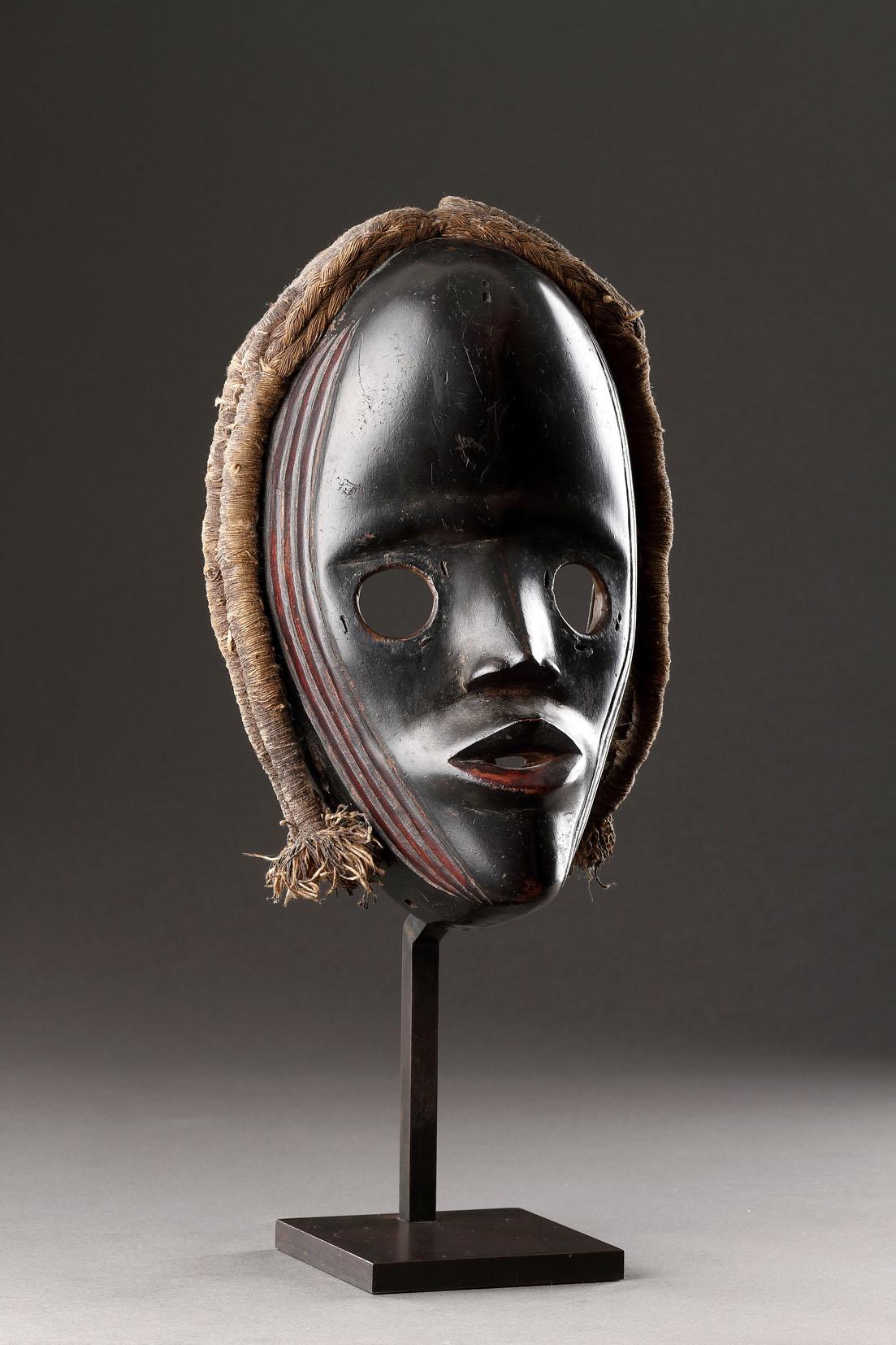 Masque Dan finement sculpté en vente 4