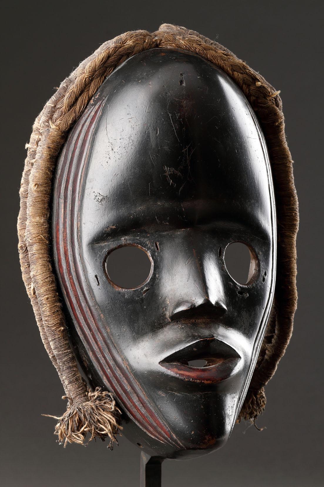 Masque Dan finement sculpté en vente 5