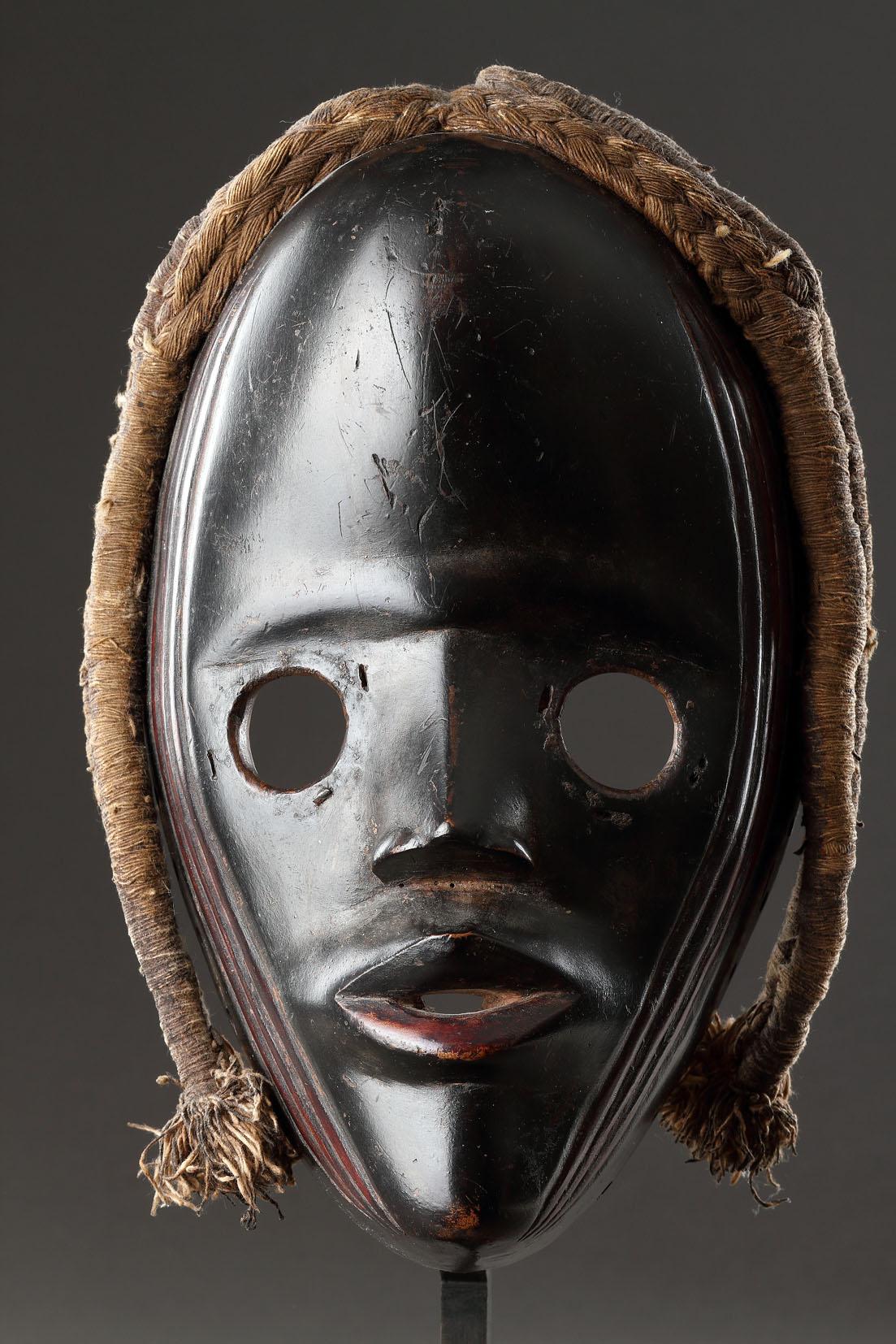 Masque Dan finement sculpté en vente 6