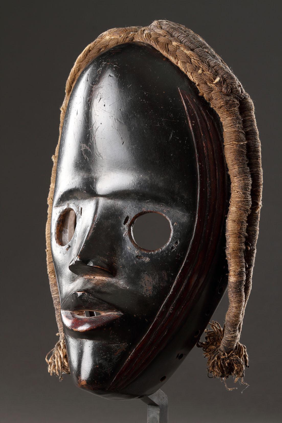 Masque Dan finement sculpté en vente 7