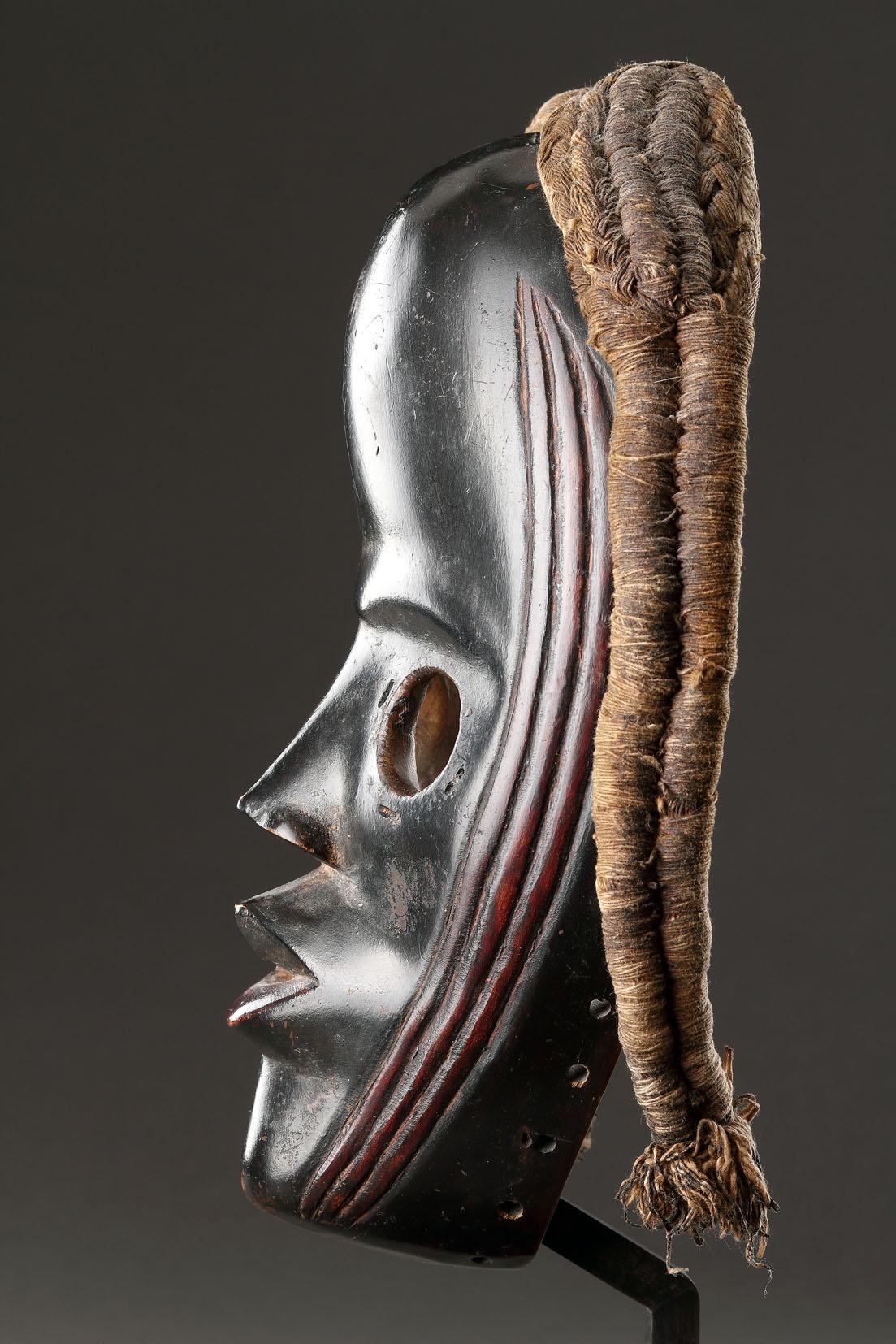 Masque Dan finement sculpté en vente 8