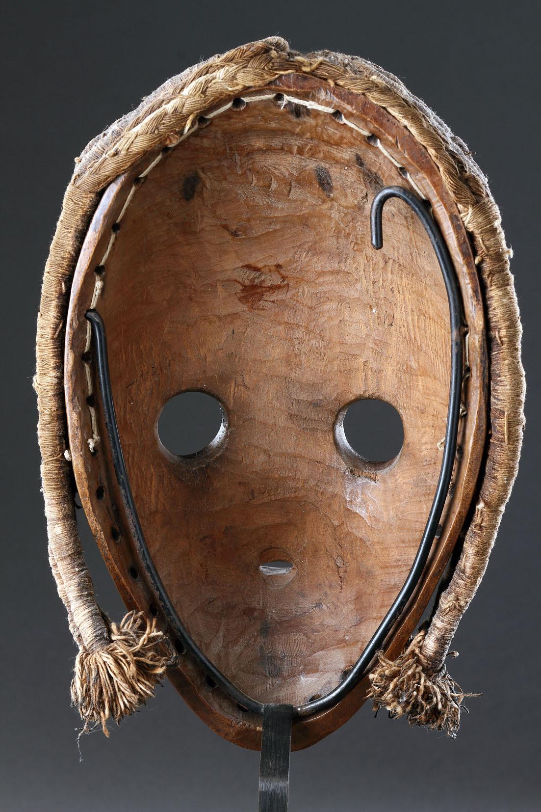 Masque Dan finement sculpté en vente 9