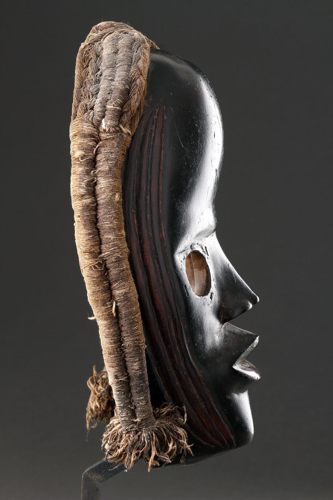 Masque Dan finement sculpté en vente 10