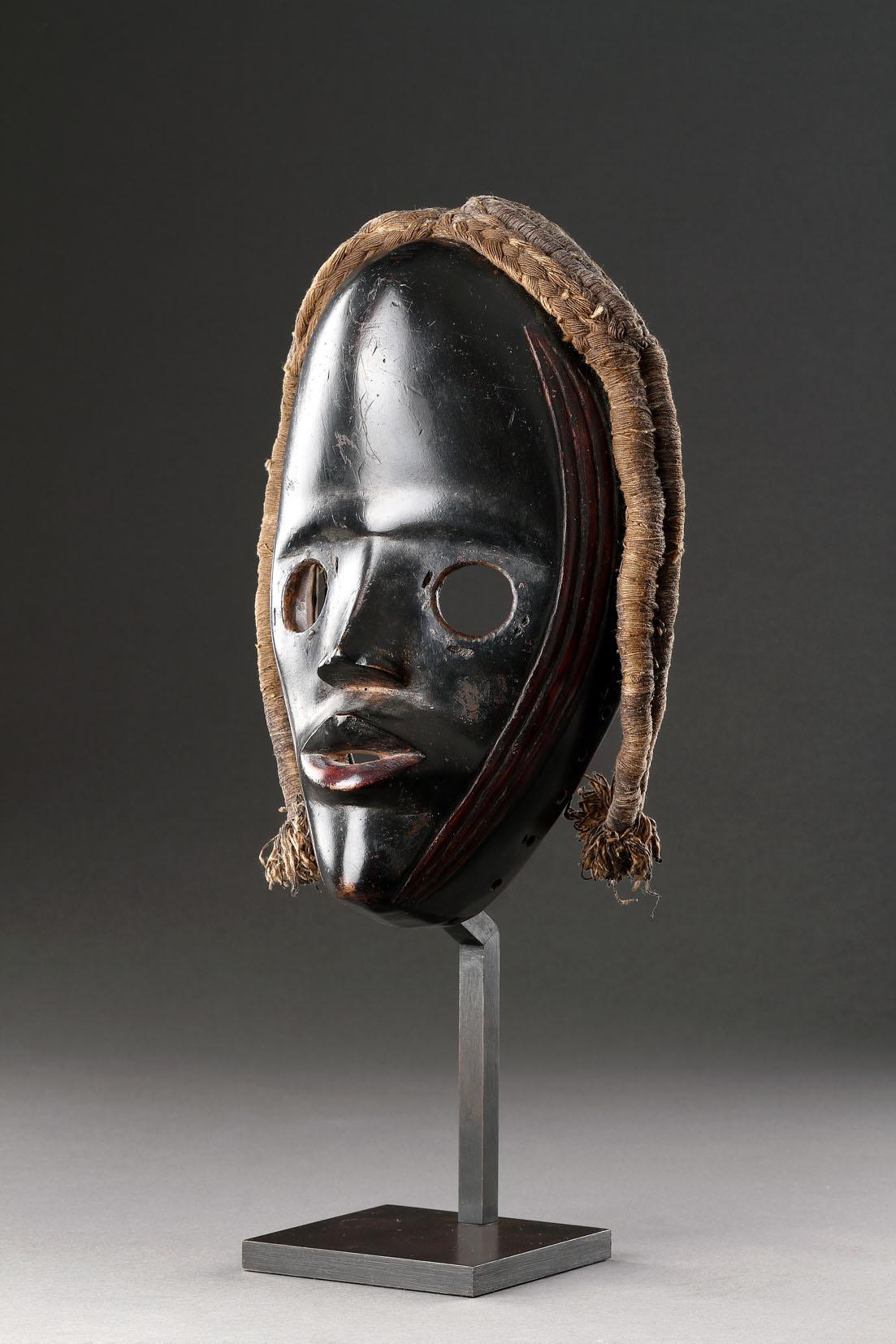 Masque Dan finement sculpté 
Forme, couleur et patine exceptionnelles.
Bois, fibre (tresse)
Côte d'Ivoire
Début du 20e siècle 

Taille : 25cm de haut - 10¾ ins de haut 

Provenance : 
Ex collection Guy Montaibou, France
Ex Galerie Flak, Paris,