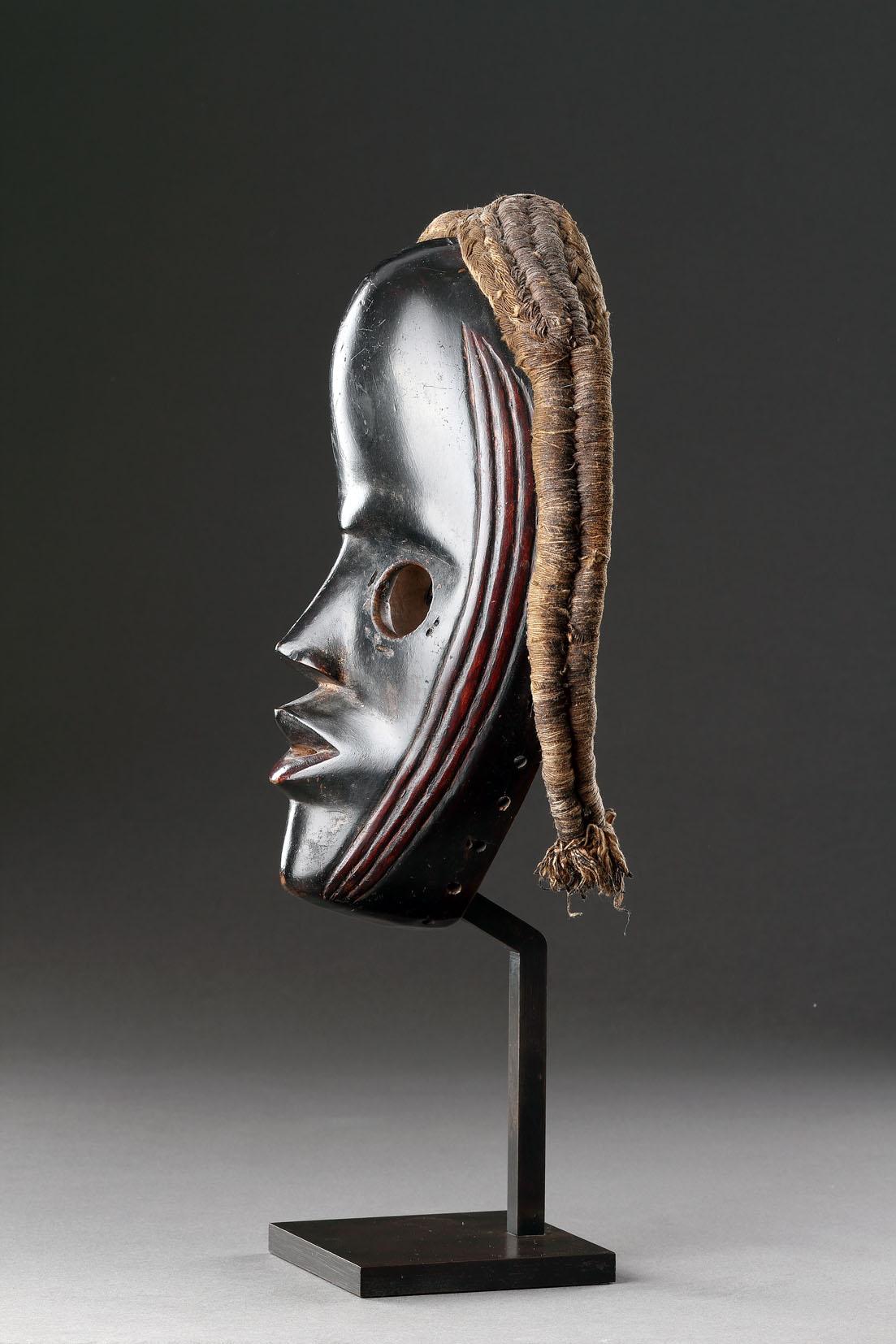 Masque Dan finement sculpté Bon état - En vente à London, GB