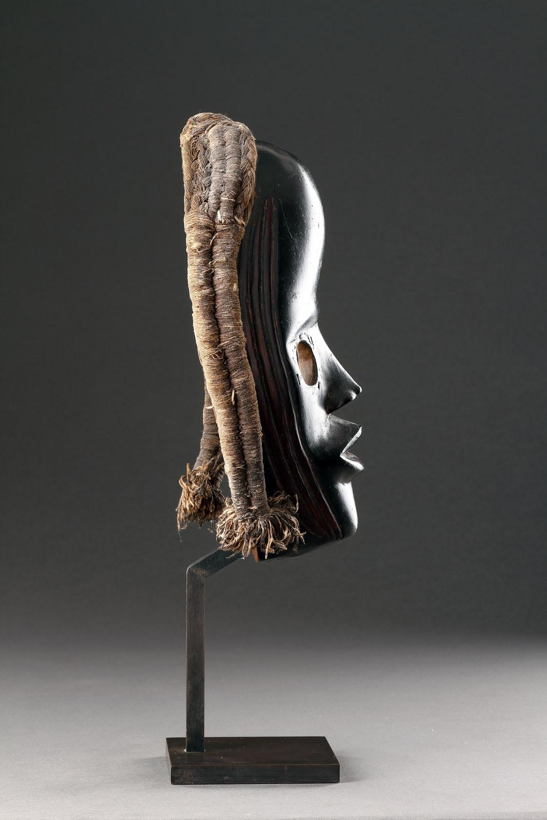 Masque Dan finement sculpté en vente 2