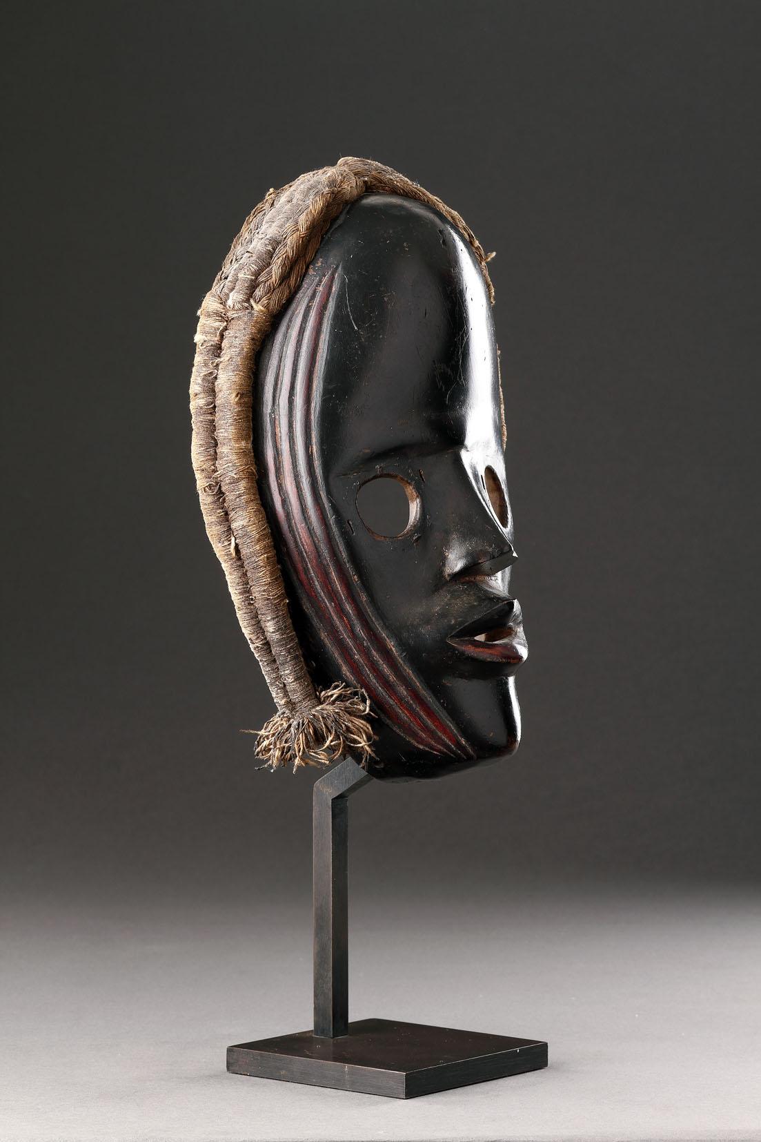 Masque Dan finement sculpté en vente 3
