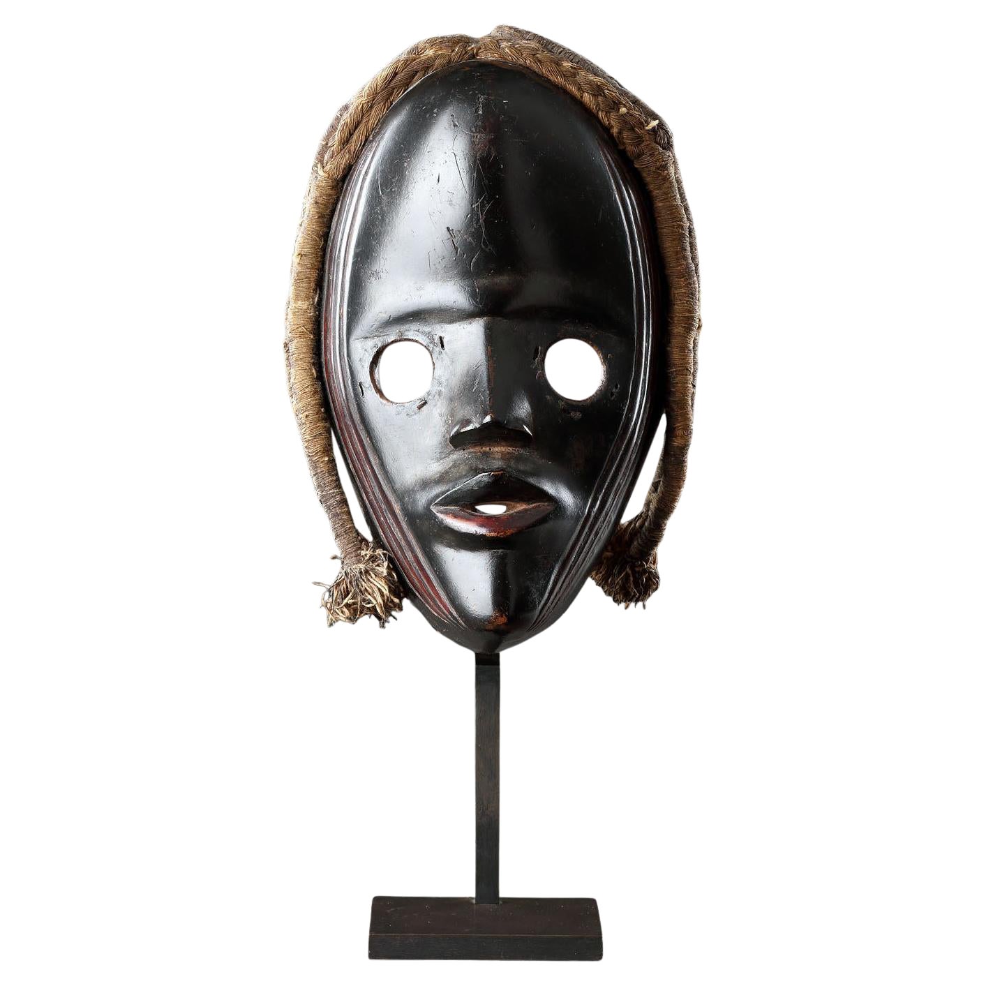 Masque Dan finement sculpté