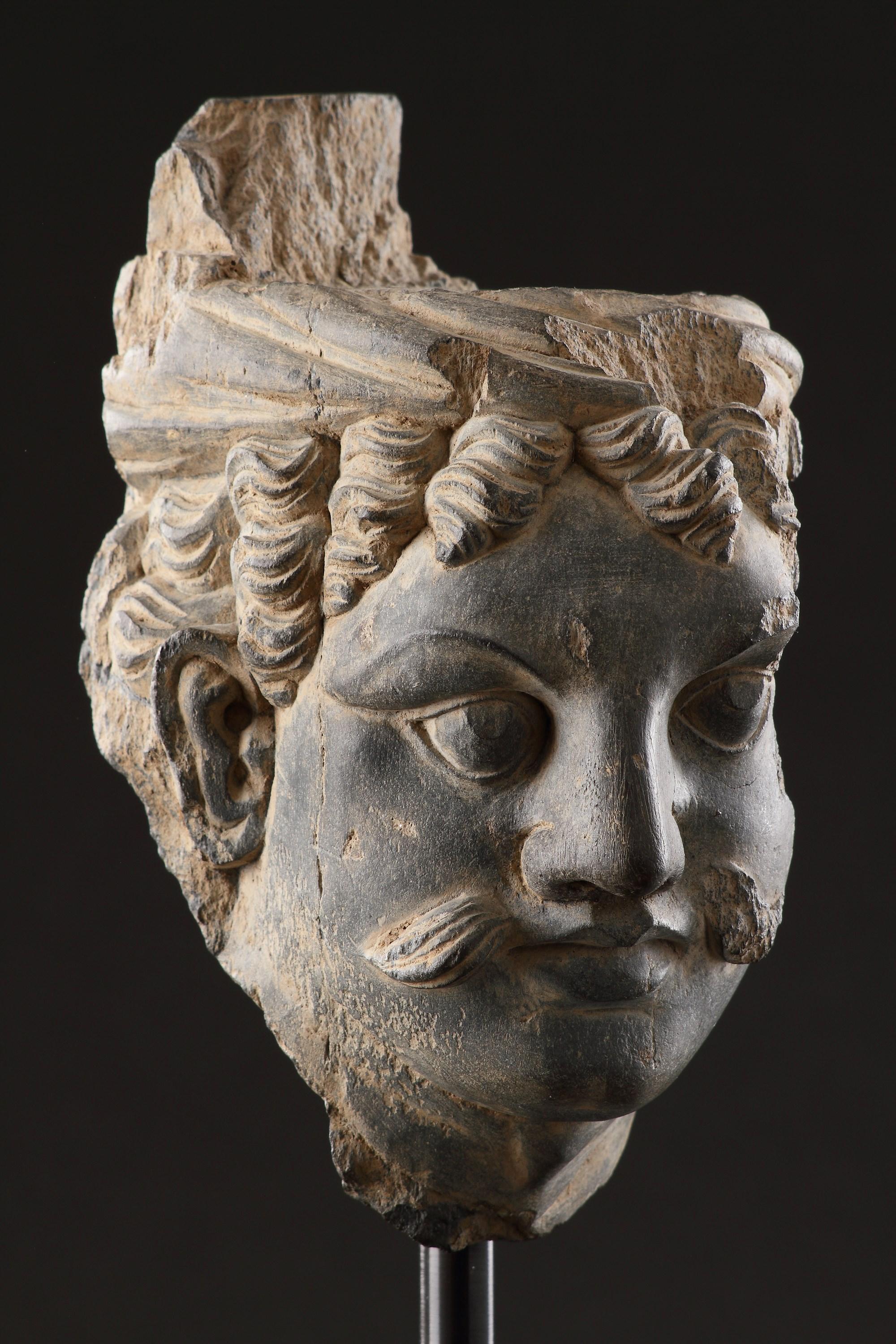 Indiano Testa di 'Atlante' del Gandhara finemente intagliata in vendita