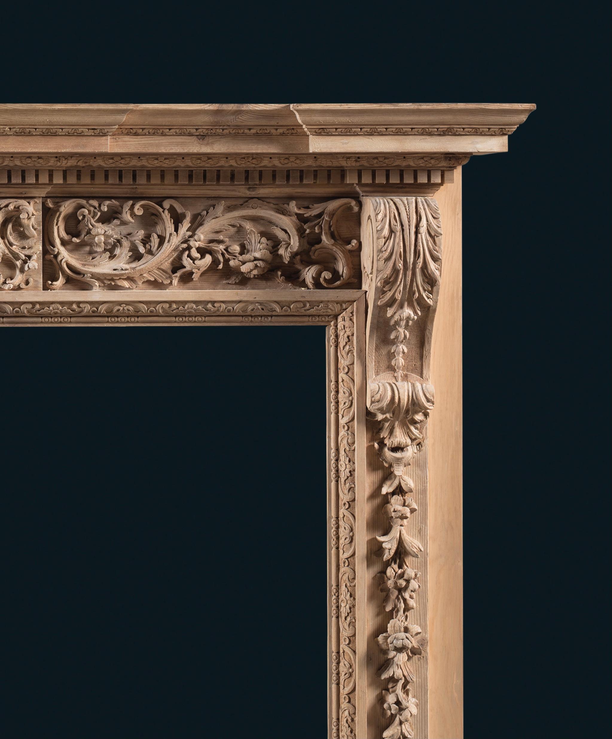 Cheminée de la fin du XVIIIe siècle, avec une étagère brisée, soutenue par un motif de denticules. La tablette centrale est vigoureusement sculptée de feuillages et de fleurs, qui se poursuivent sur la frise. Celle-ci est flanquée de volutes à