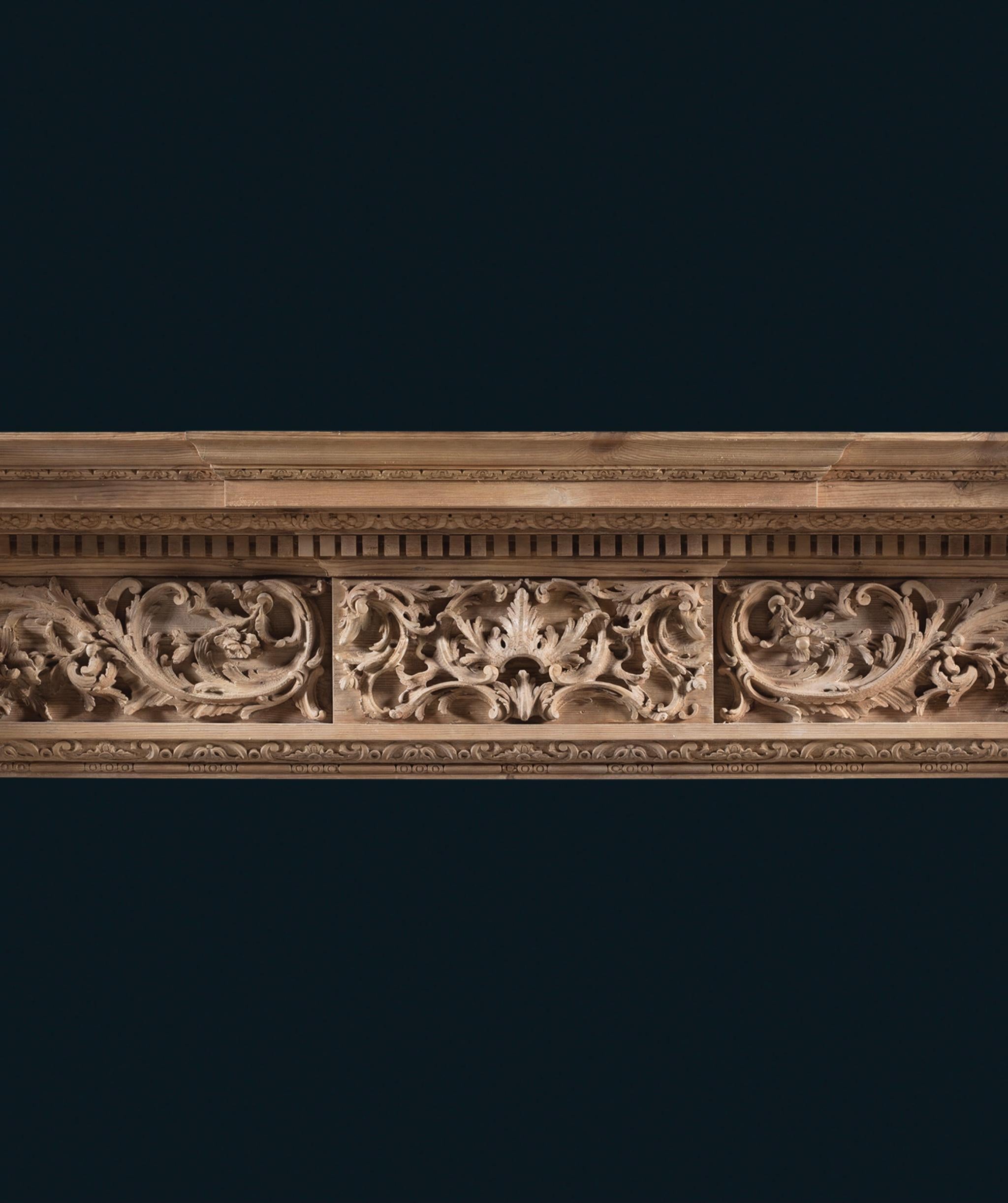 Anglais Cheminée en pin George III finement sculptée en vente