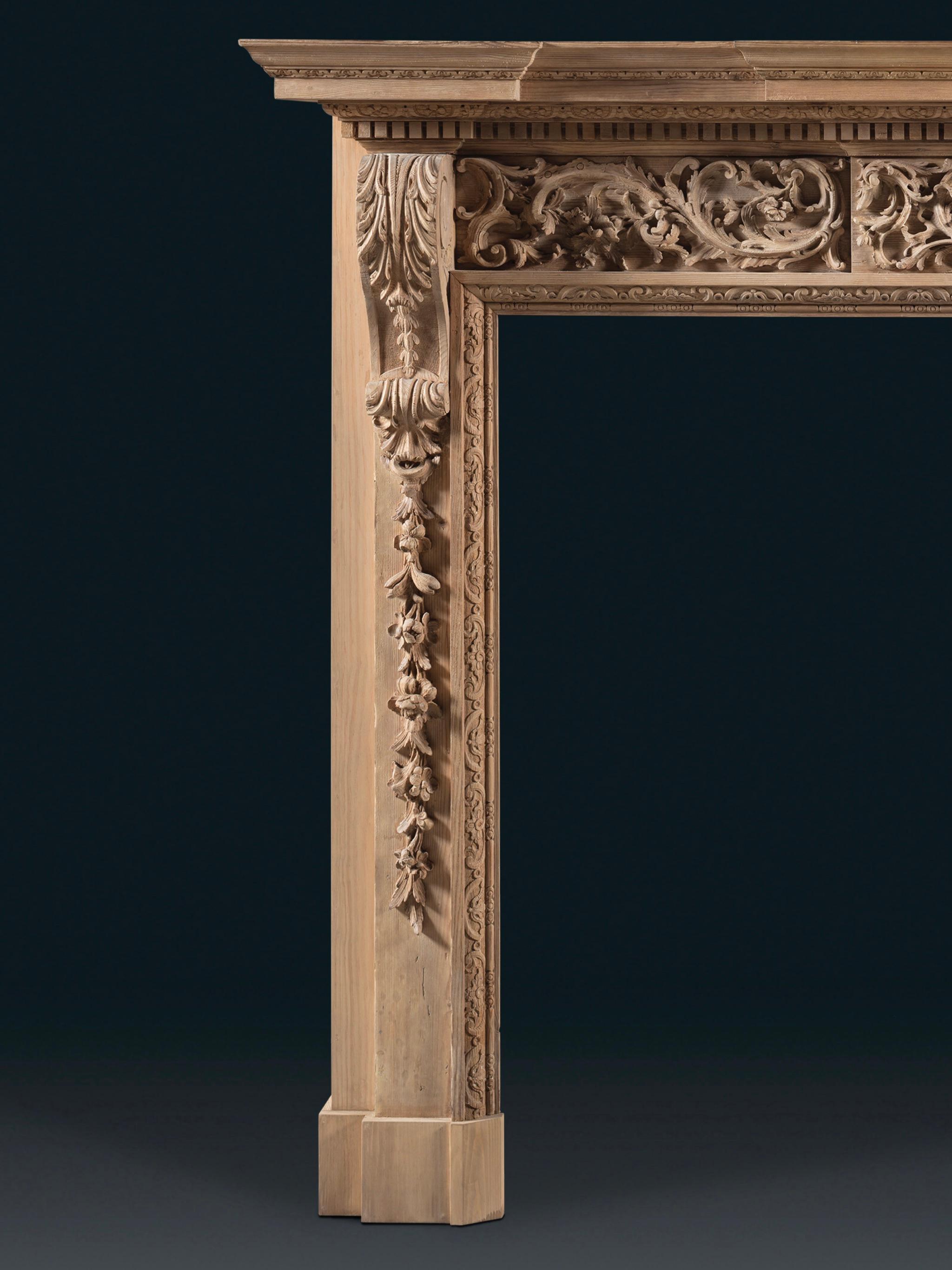 Sculpté Cheminée en pin George III finement sculptée en vente