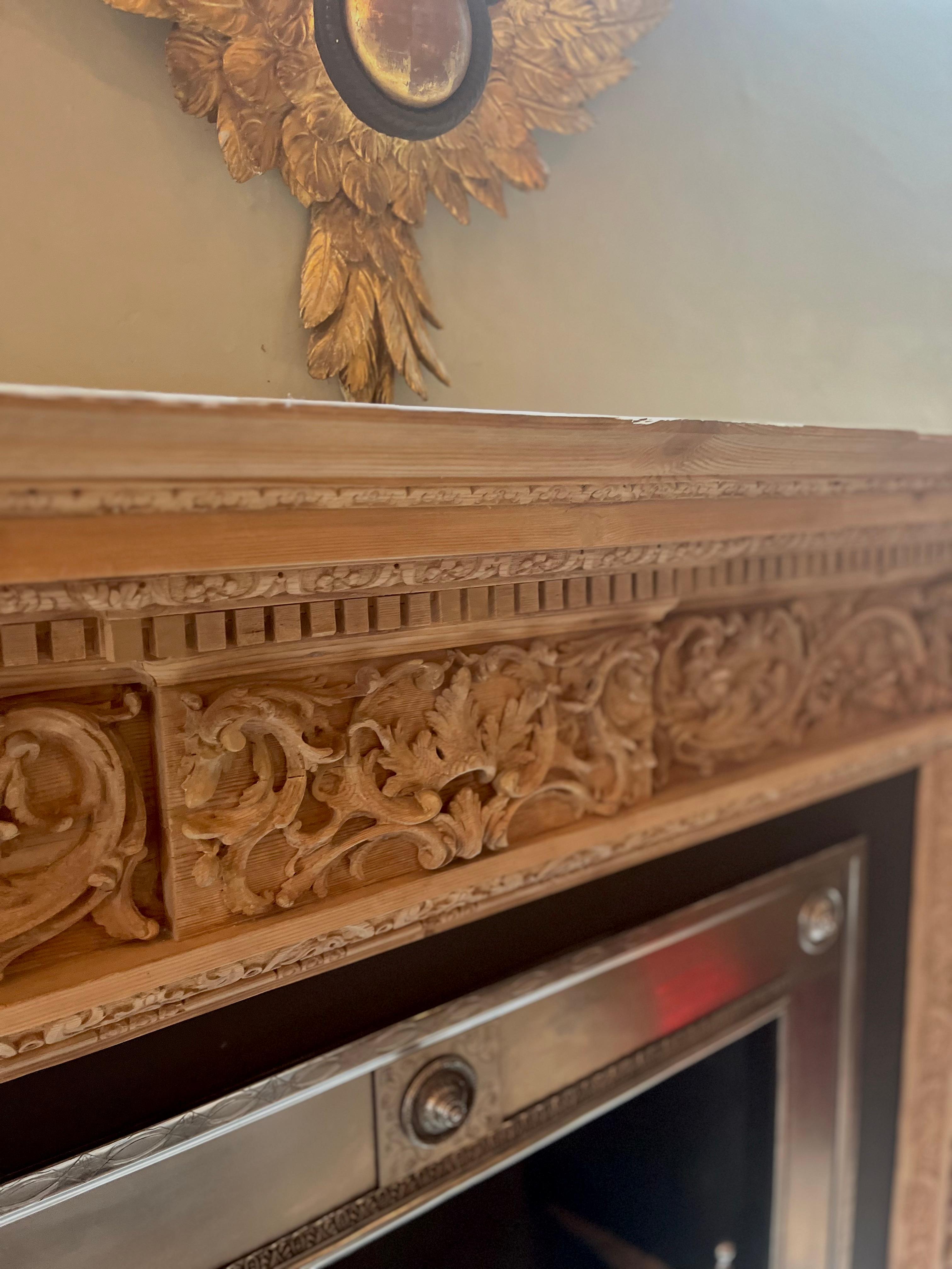 Cheminée en pin George III finement sculptée Bon état - En vente à London, GB