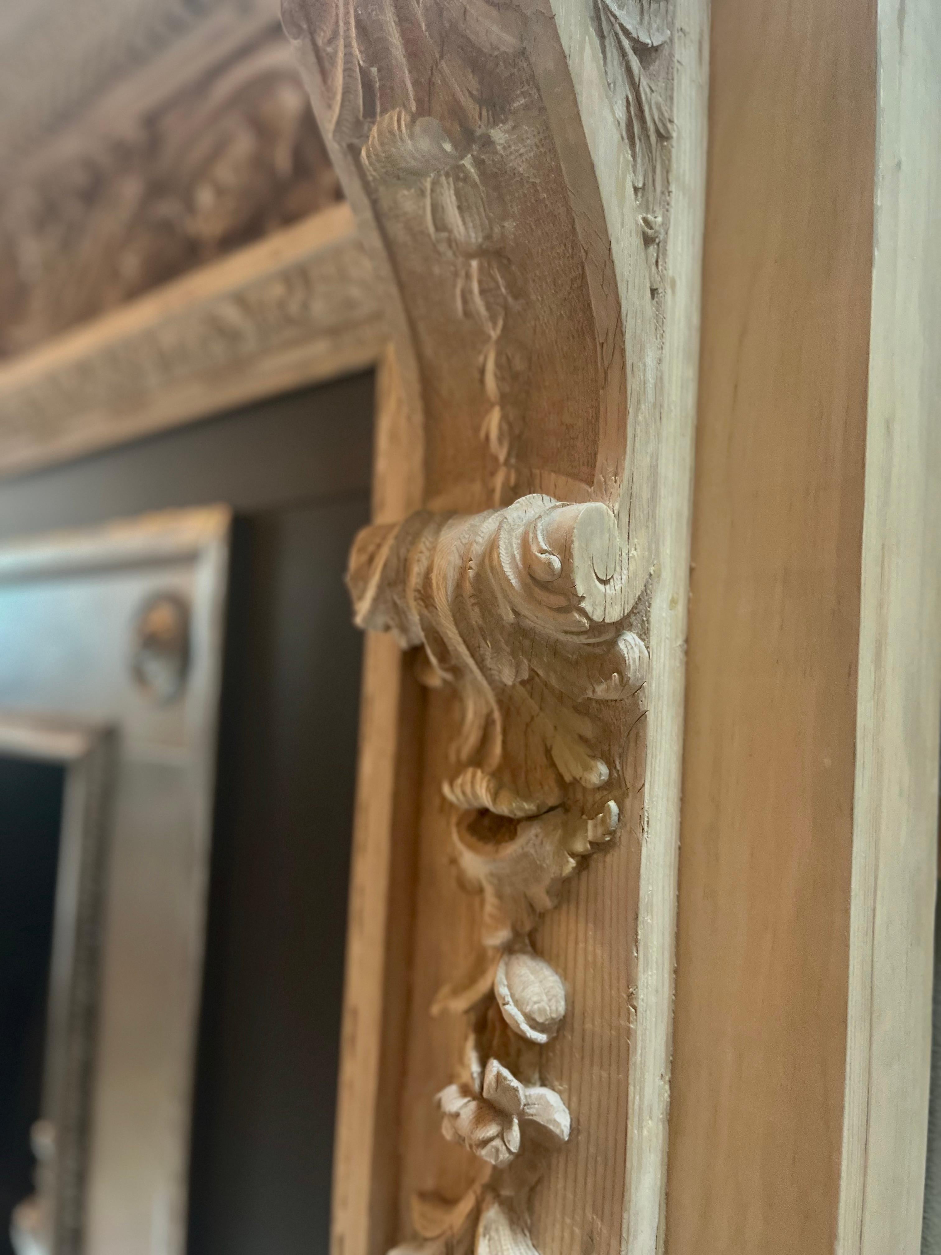 Cheminée en pin George III finement sculptée en vente 1