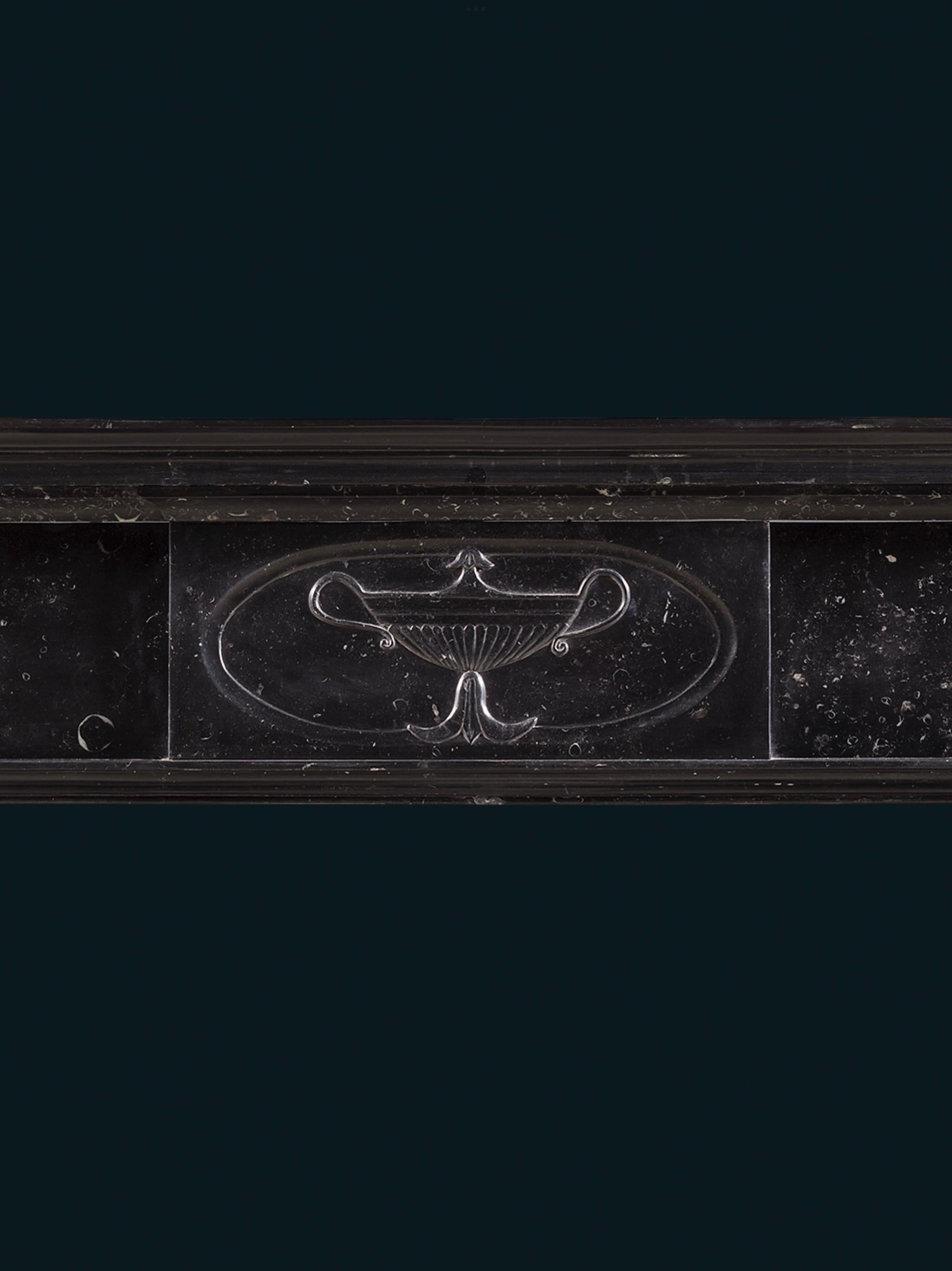 XIXe siècle Cheminée irlandaise George III Kilkenny finement sculptée en vente