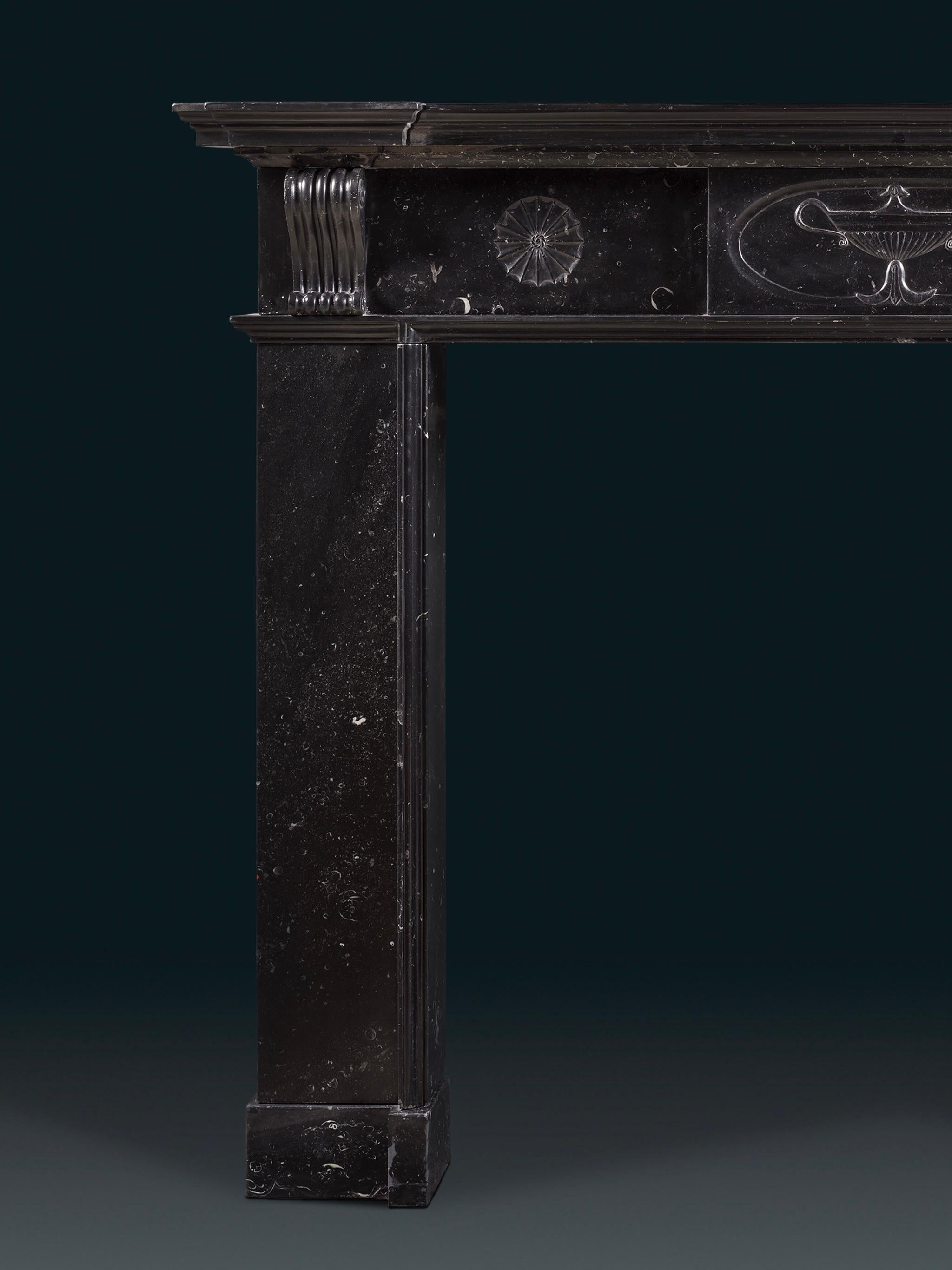 Marbre Cheminée irlandaise George III Kilkenny finement sculptée en vente