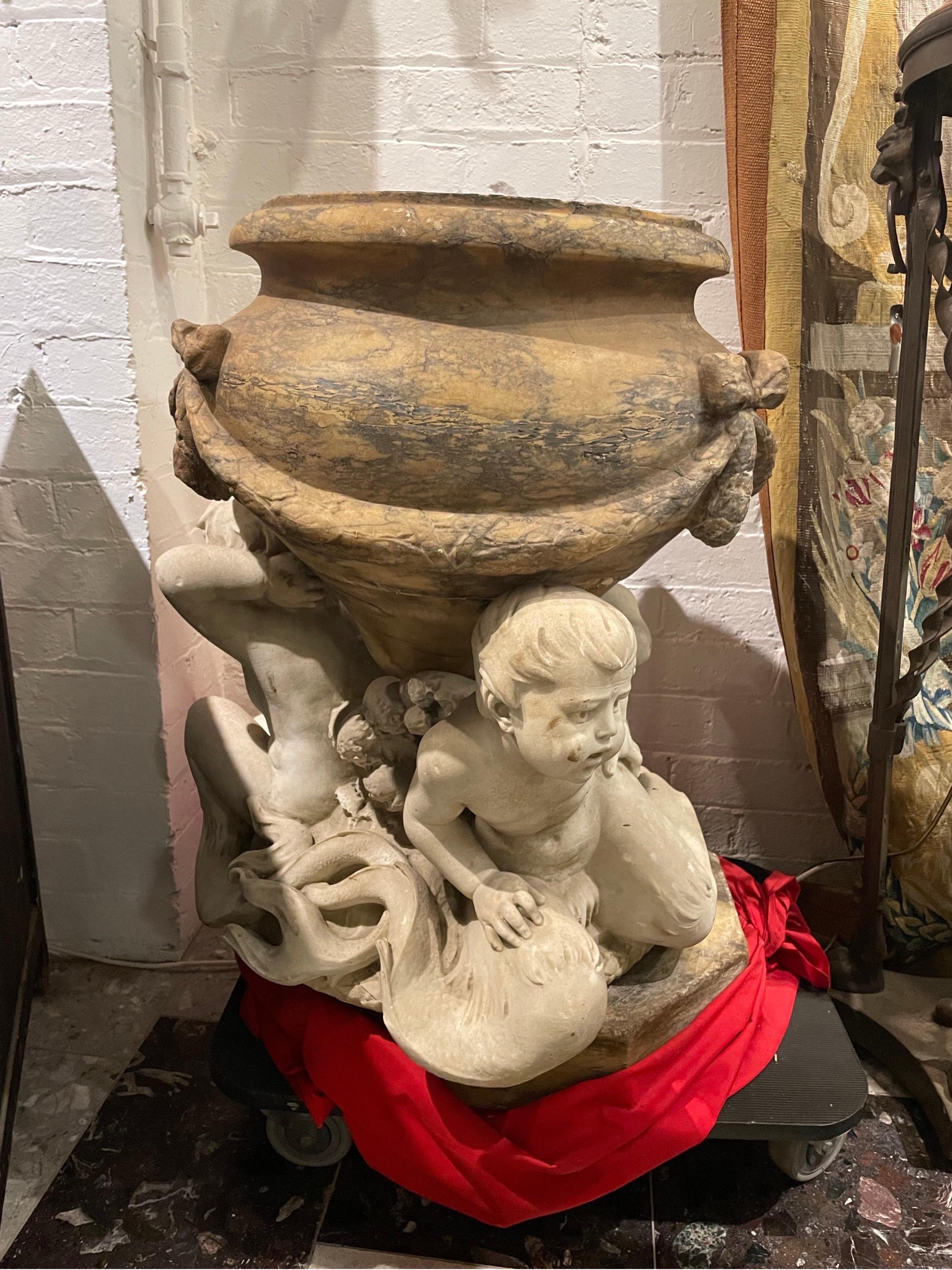 Urne en marbre de Sienne et de Carrare en deux parties, très décorative et finement sculptée, Italie, XVIIIe siècle

Hauteur : 85 cm Diamètre : 73 cm

Provenance : Collection privée australienne acquise dans les années 1980.