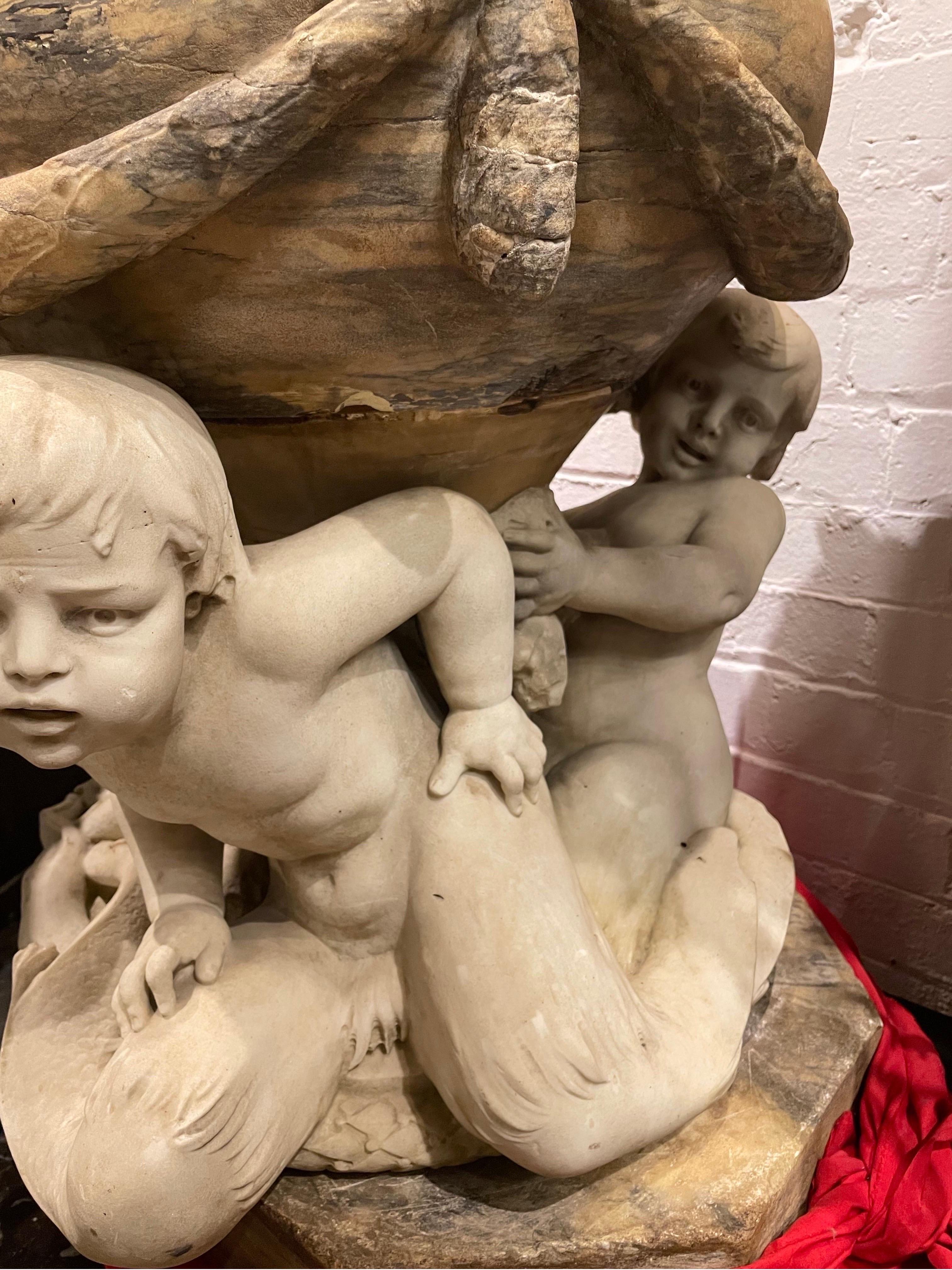 Rococo Urne italienne finement sculptée en marbre de Sienne et Cararra, 18ème siècle en vente