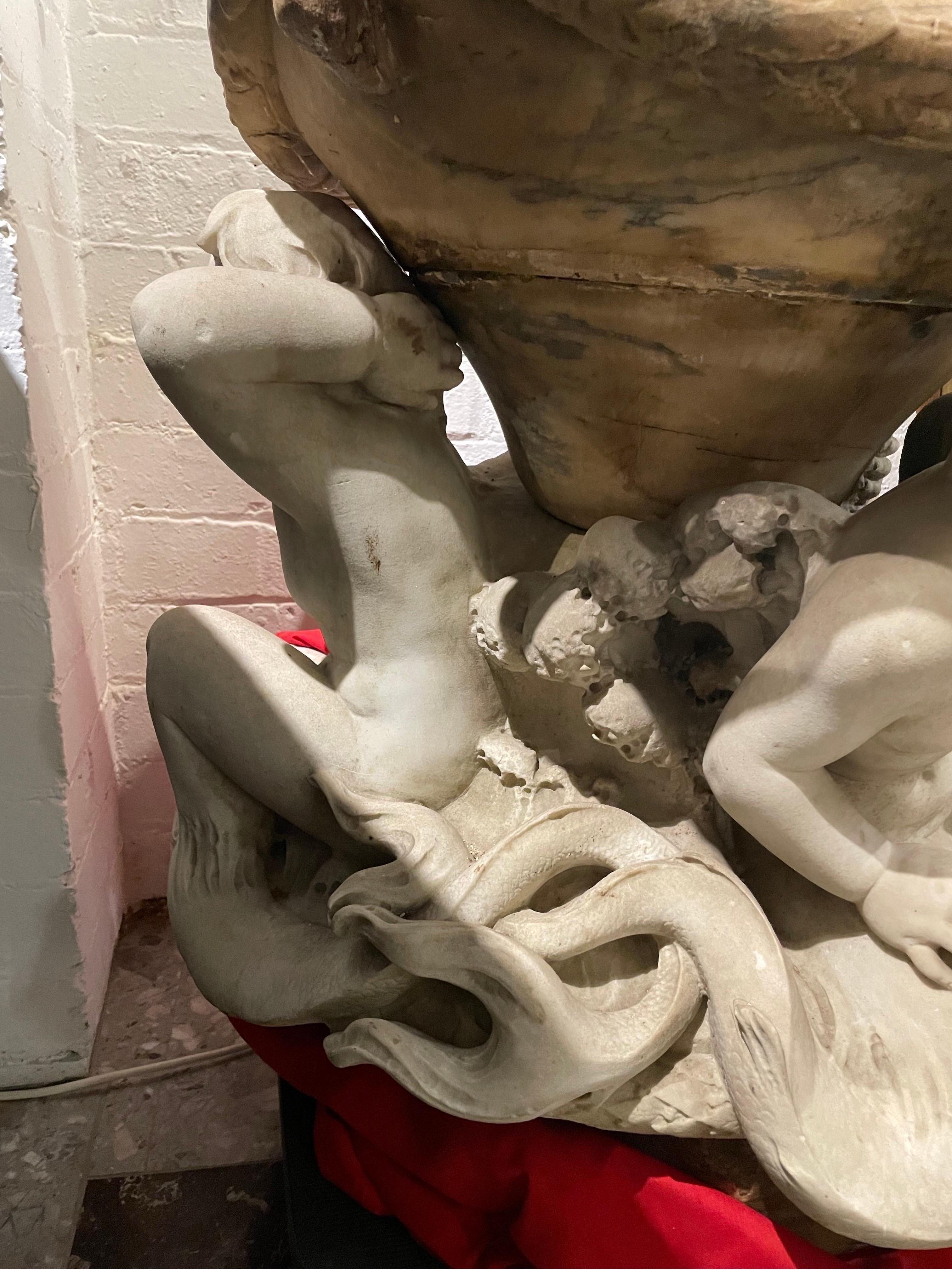 Sculpté à la main Urne italienne finement sculptée en marbre de Sienne et Cararra, 18ème siècle en vente