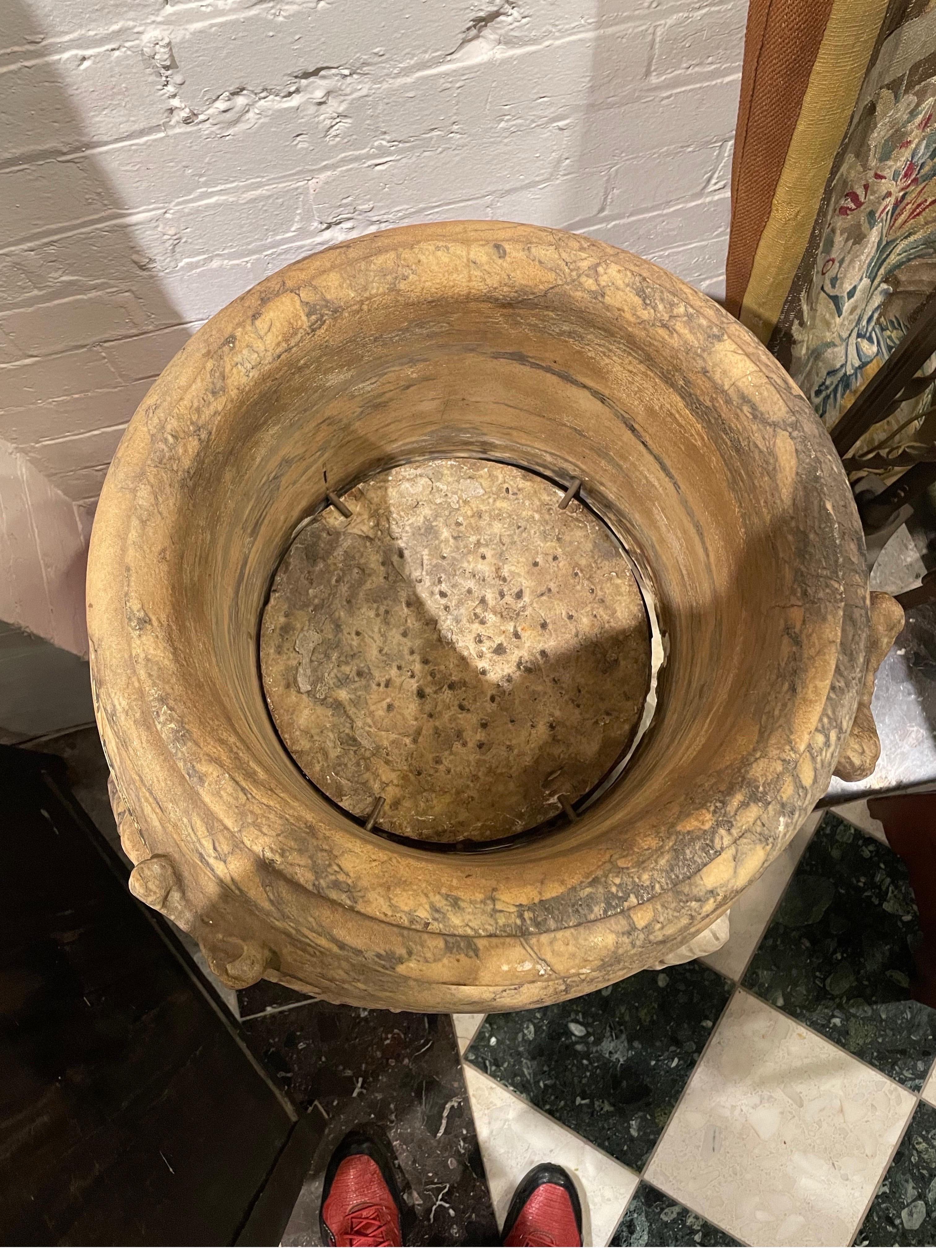 Urne italienne finement sculptée en marbre de Sienne et Cararra, 18ème siècle Bon état - En vente à ARMADALE, VIC