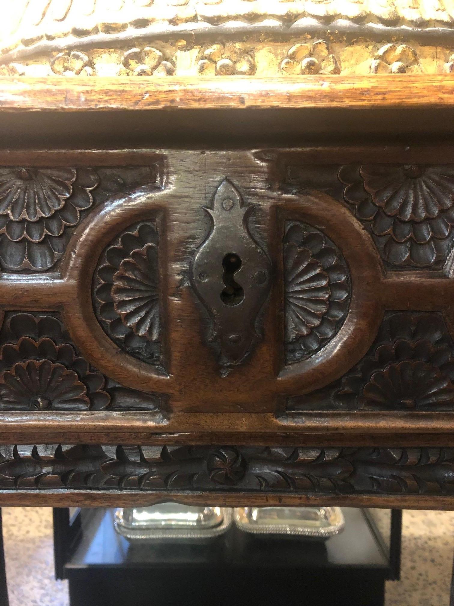 A Finely Carved Late 17th Early 18th Century Walnut Portuguese Side Table In Good Condition For Sale In Armadale, Victoria