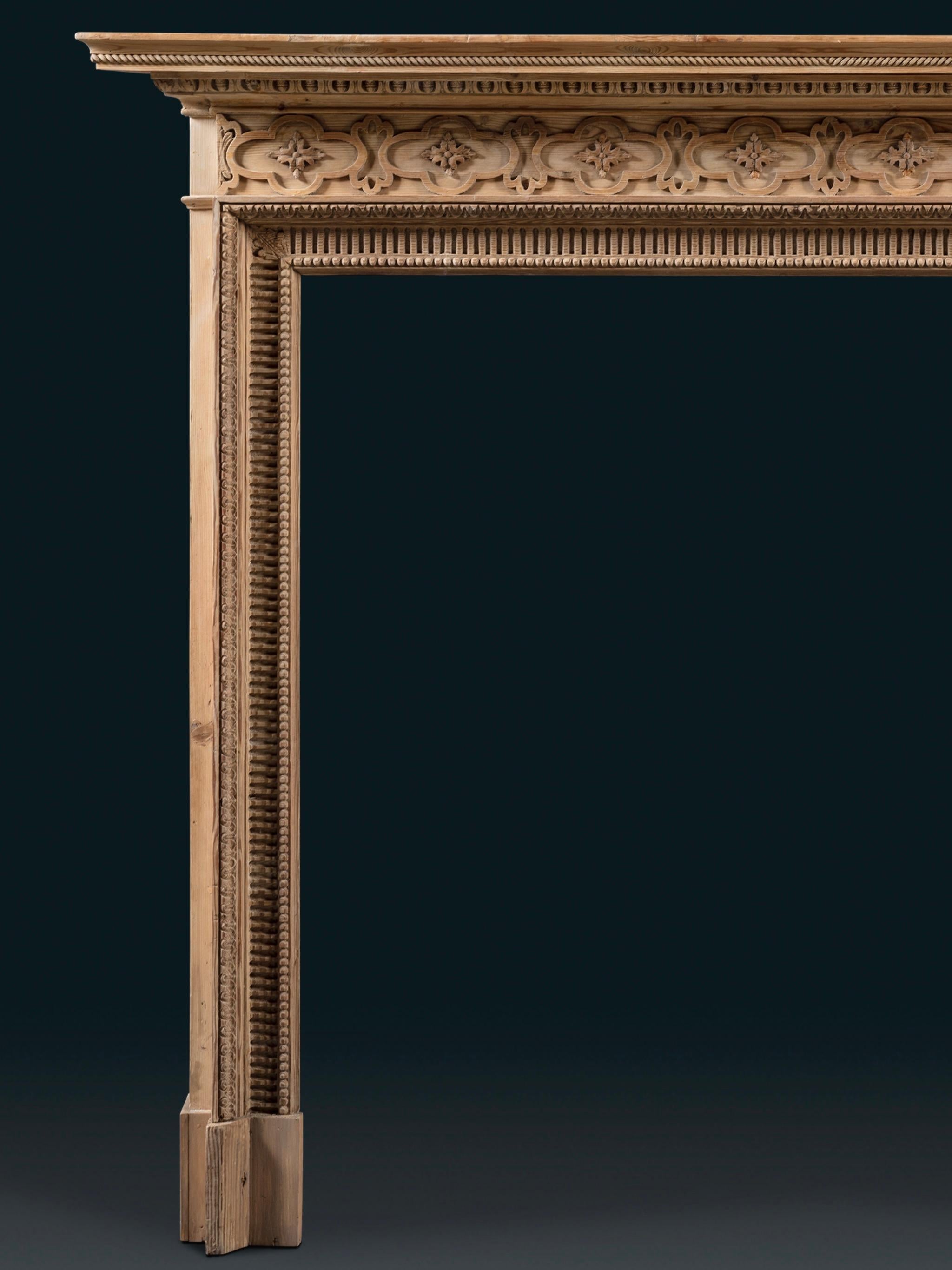 Une moulure torsadée court le long de la tablette simple mais élégante. La frise à panneaux quadrilobés et feuillage au centre est surmontée d'un motif en forme d'œuf et de fléchette. L'ouverture est encadrée par de fines moulures en languettes