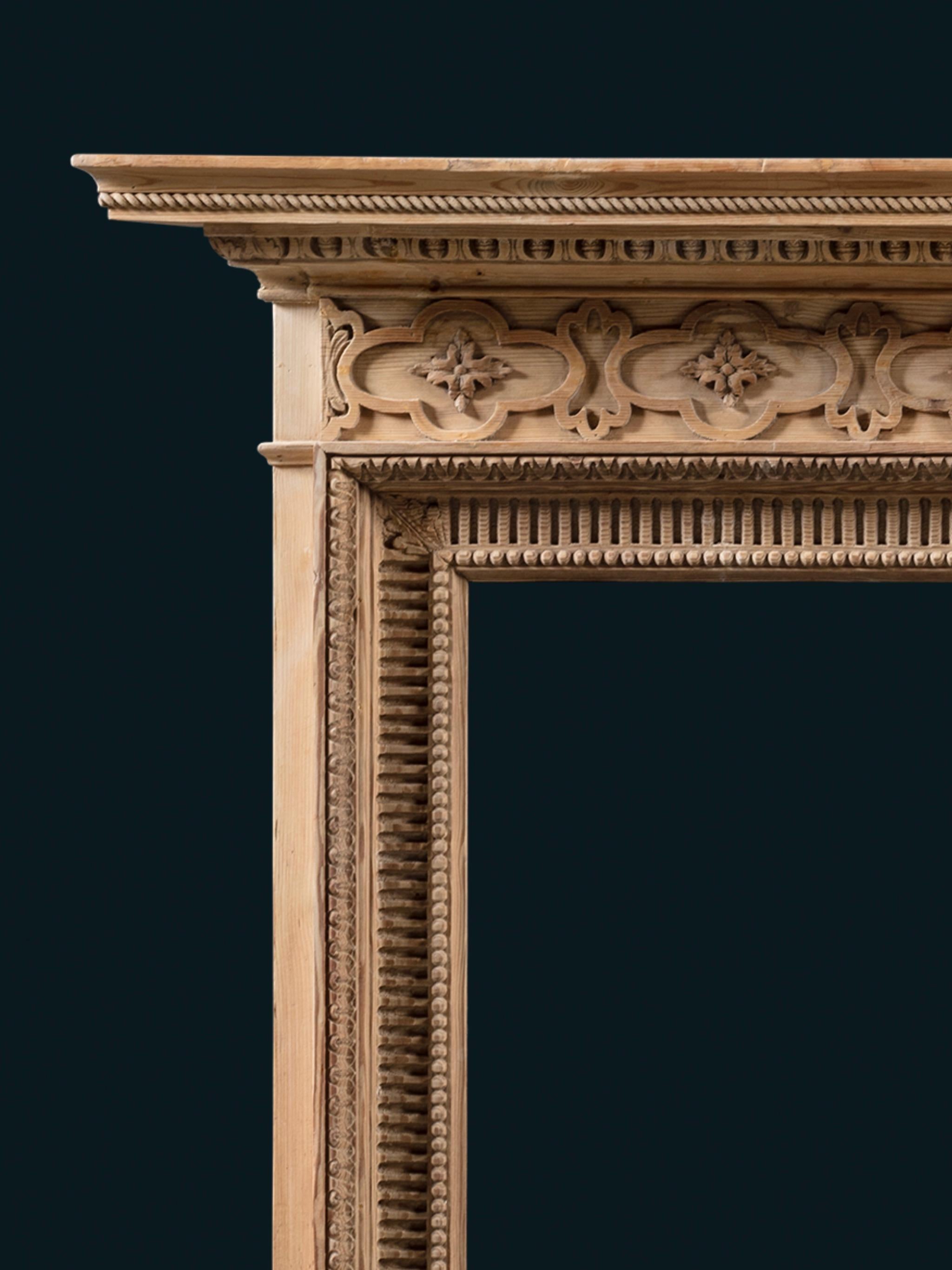 Anglais Cheminée en pin finement sculptée de la fin de l'époque géorgienne en vente