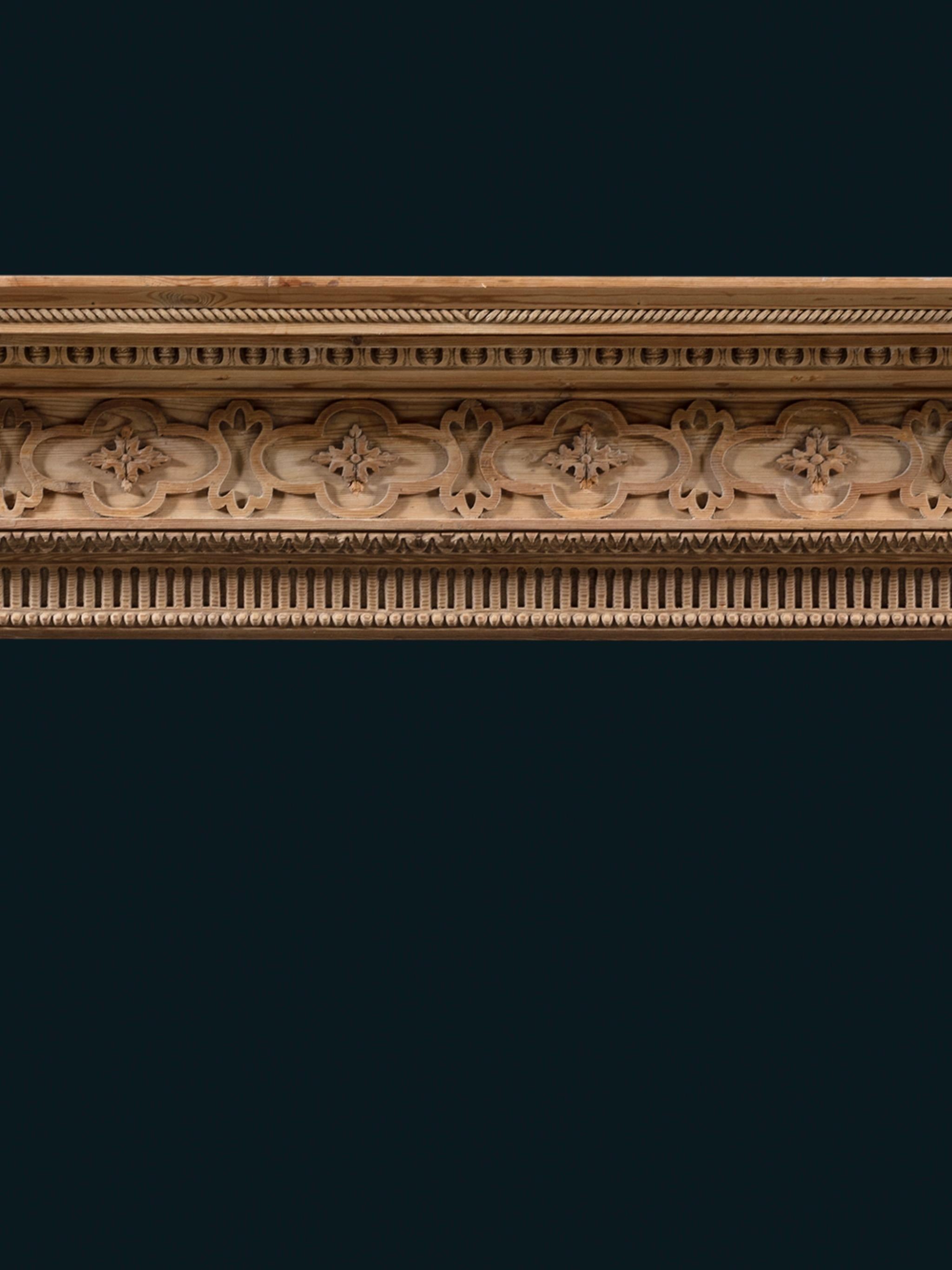 Sculpté à la main Cheminée en pin finement sculptée de la fin de l'époque géorgienne en vente