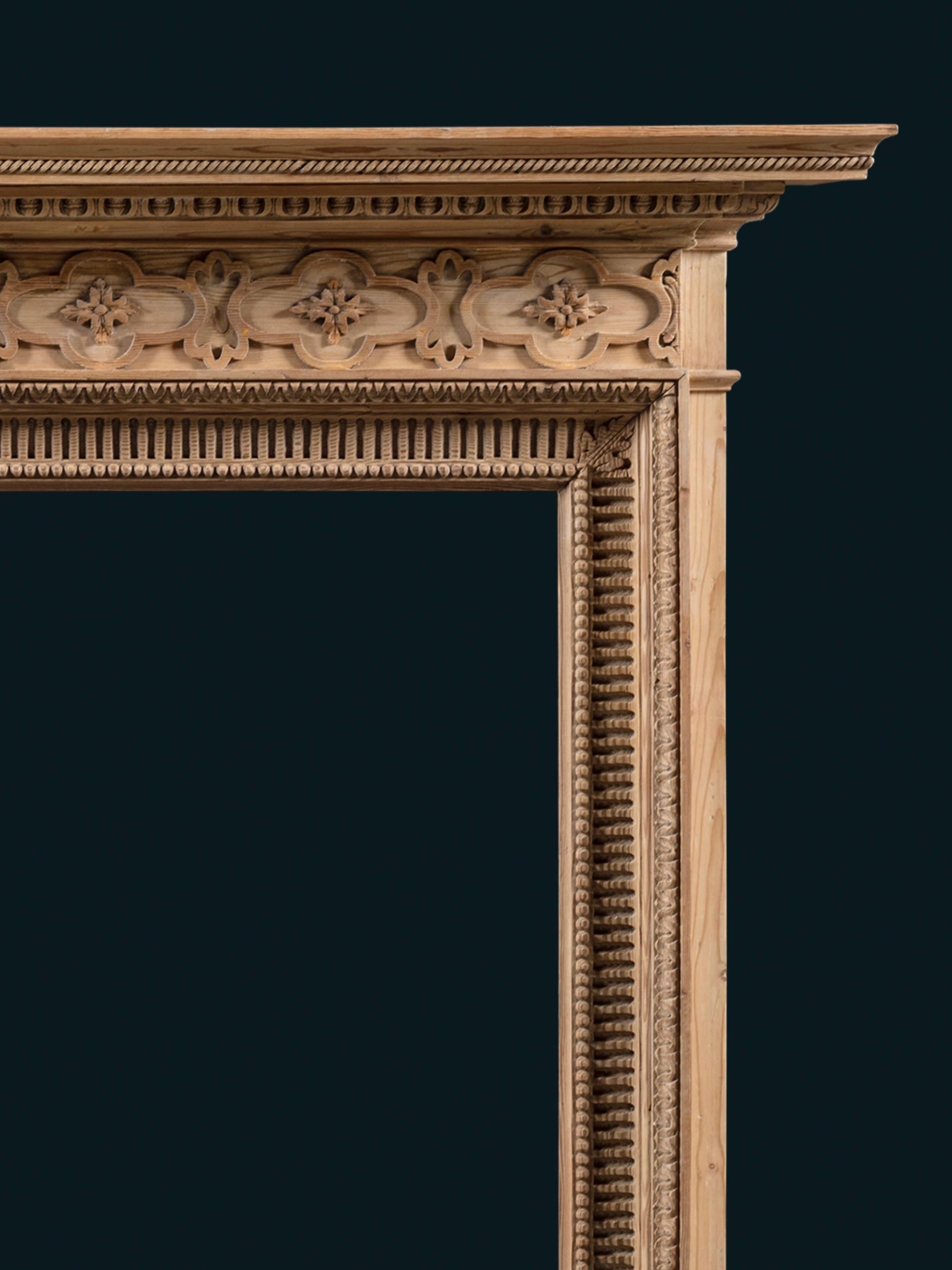 Cheminée en pin finement sculptée de la fin de l'époque géorgienne Bon état - En vente à London, GB