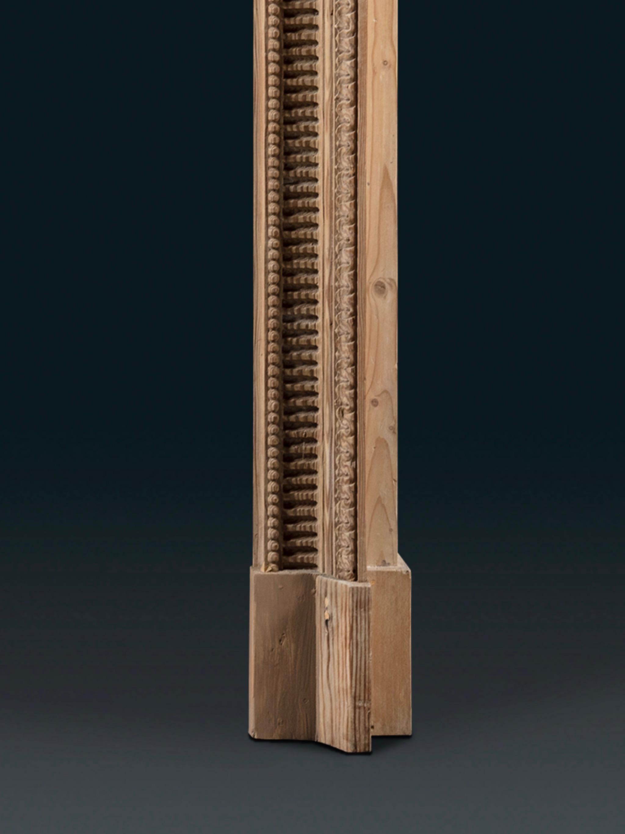 XIXe siècle Cheminée en pin finement sculptée de la fin de l'époque géorgienne en vente