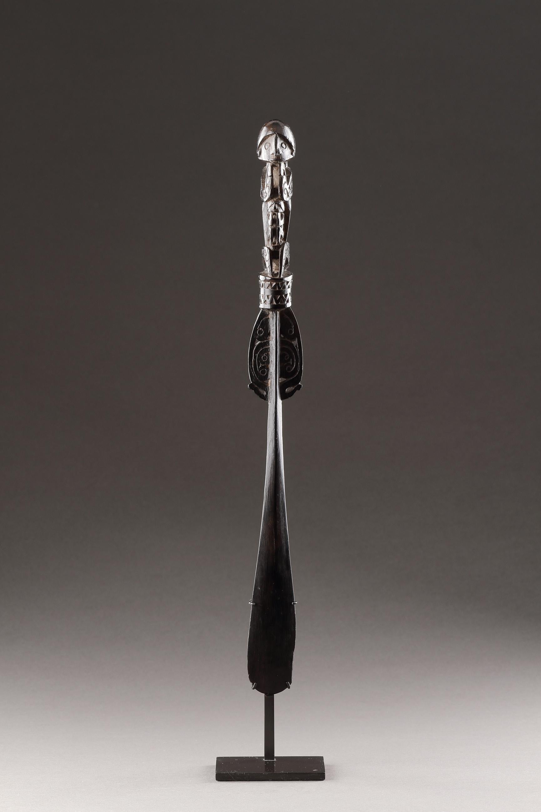 Ein fein geschnitzter Kalkspatel von einem Unknown Masterly Carver 
Darstellung einer möglicherweise einzigartigen Mutter und eines Kindes (?) oder eines Mannes und einer Frau (?) 
Holz Ebenholz mit Kalkeinlage 
Massim-Gebiet, Papua-Neuguinea,