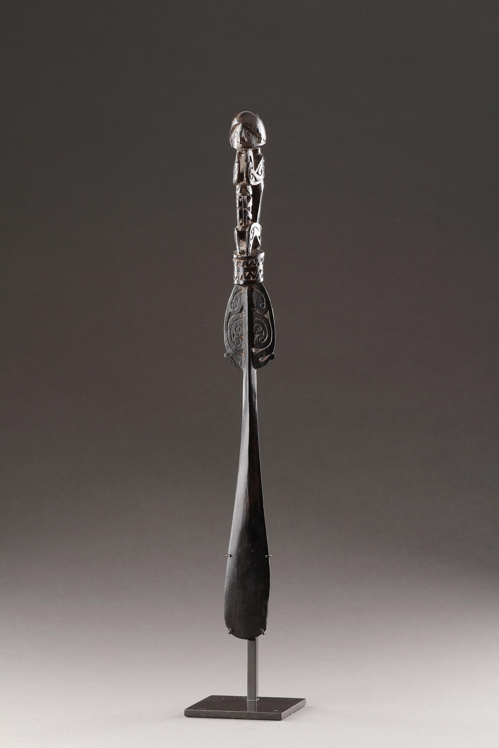 Ein fein geschnitzter Kalkspatel von einem Unknown Masterly Carver (Papua-neuguineisch) im Angebot
