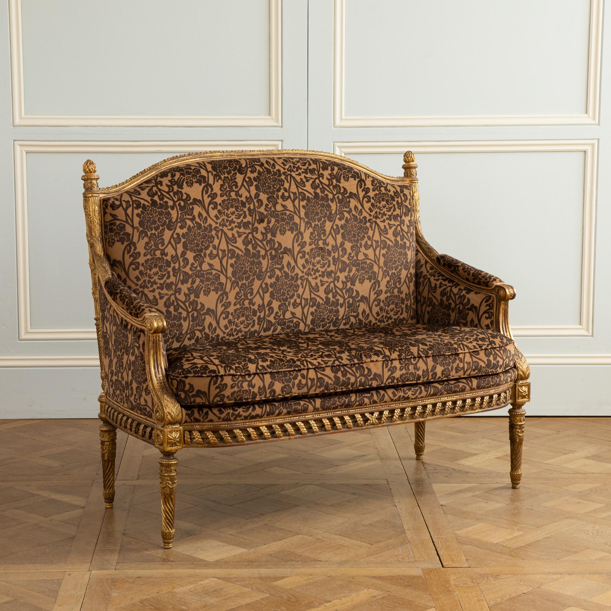  A Finely Carved  Louis XVI Style Giltwood Sofa In New Condition For Sale In London, Park Royal