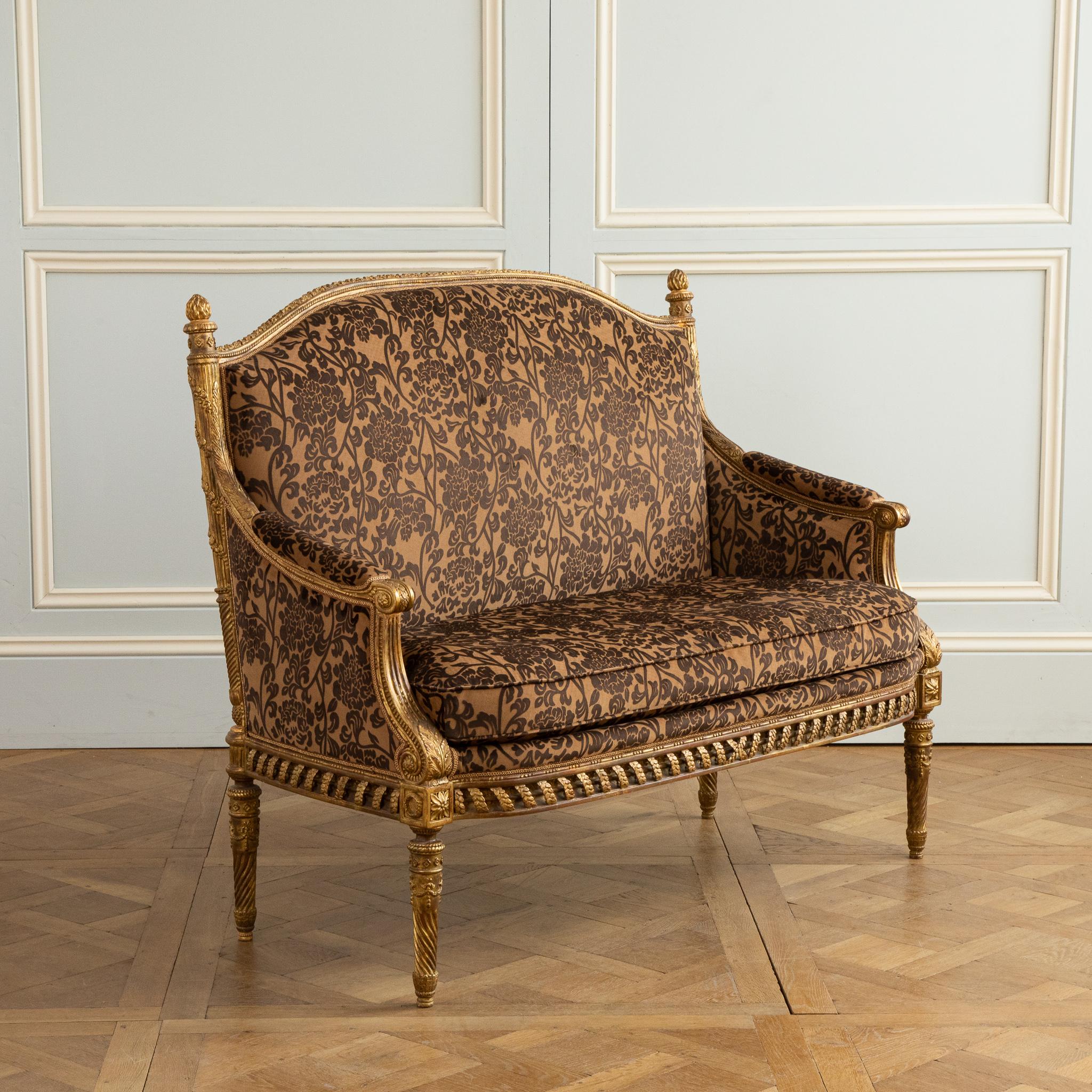  Eine fein geschnitzte  Louis XVI Stil Giltwood Sofa im Zustand „Neu“ im Angebot in London, Park Royal