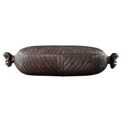 Boîte à trésors polynésienne en plumes maori finement sculptée et son couvercle