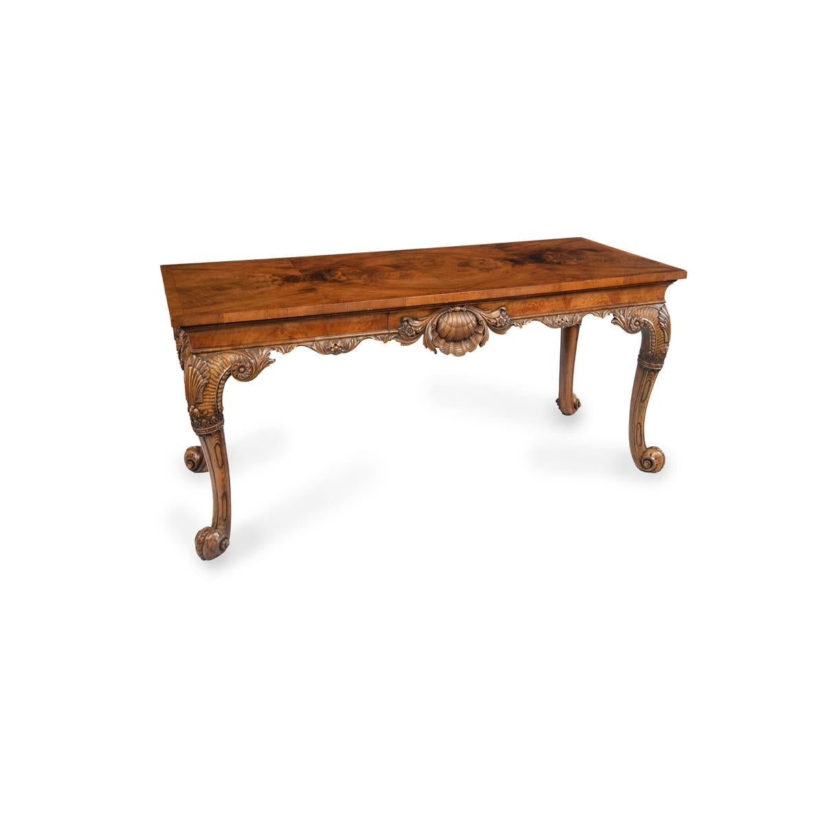 Table d'appoint en noyer finement sculpté dans le style George II par la Harry Meyers Company de New York et Chicago, le plateau rectangulaire avec huit placages assortis au-dessus d'une frise concave centrée sur une coquille Saint-Jacques nichée