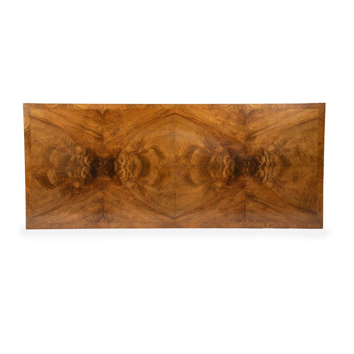 Américain Table d'appoint en noyer finement sculpté de style George II par Harry Meyers Com. en vente