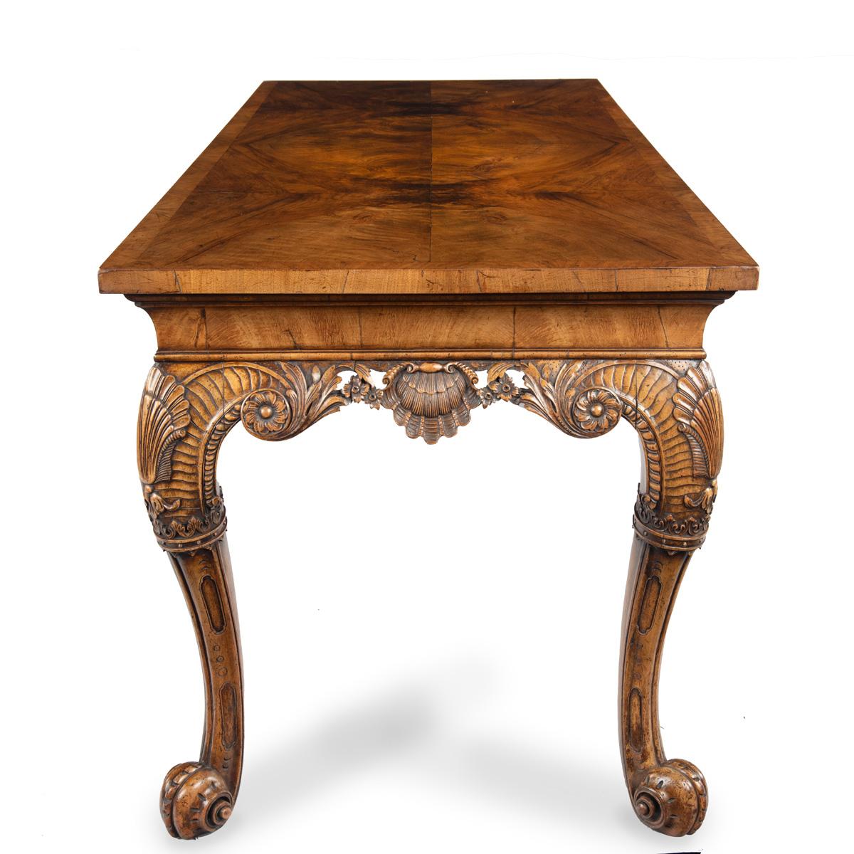 20ième siècle Table d'appoint en noyer finement sculpté de style George II par Harry Meyers Com. en vente