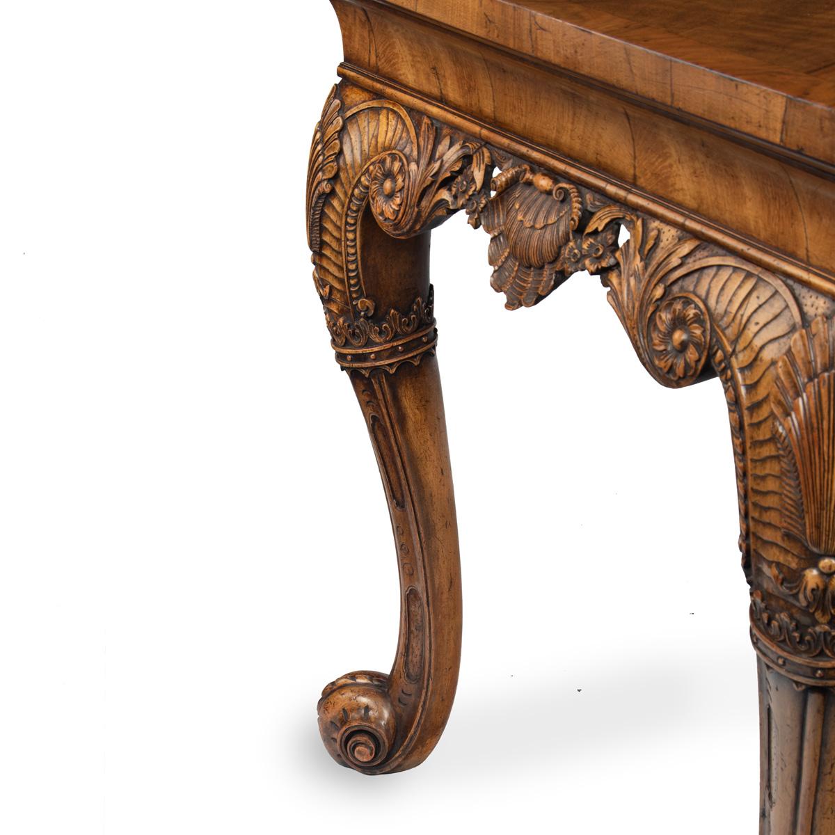 Noyer Table d'appoint en noyer finement sculpté de style George II par Harry Meyers Com. en vente