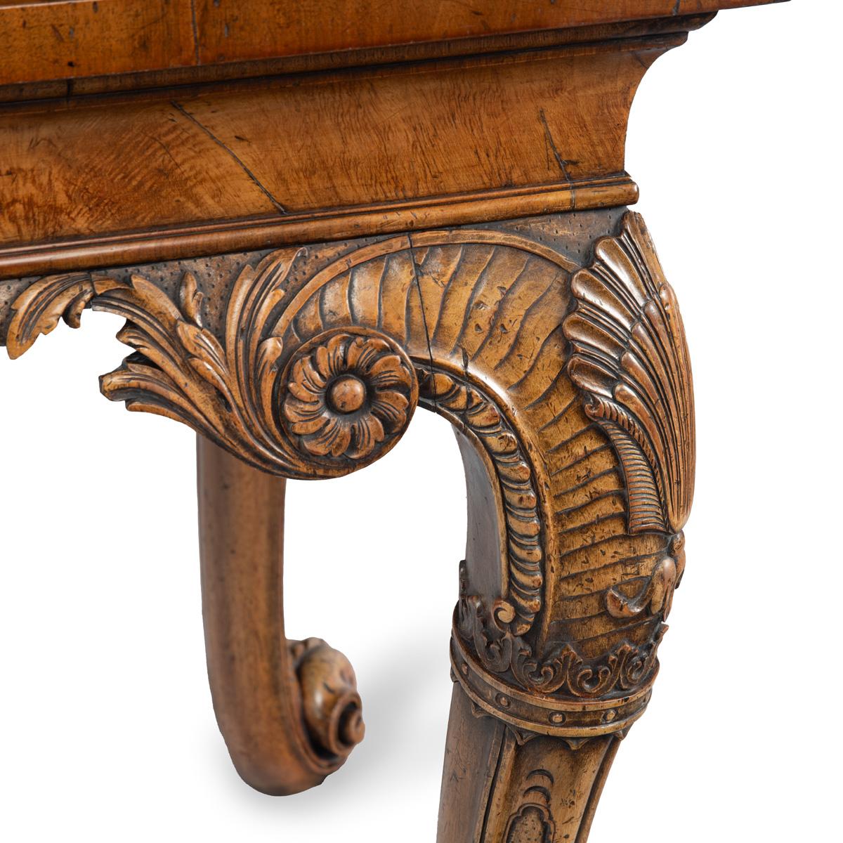 Table d'appoint en noyer finement sculpté de style George II par Harry Meyers Com. en vente 2