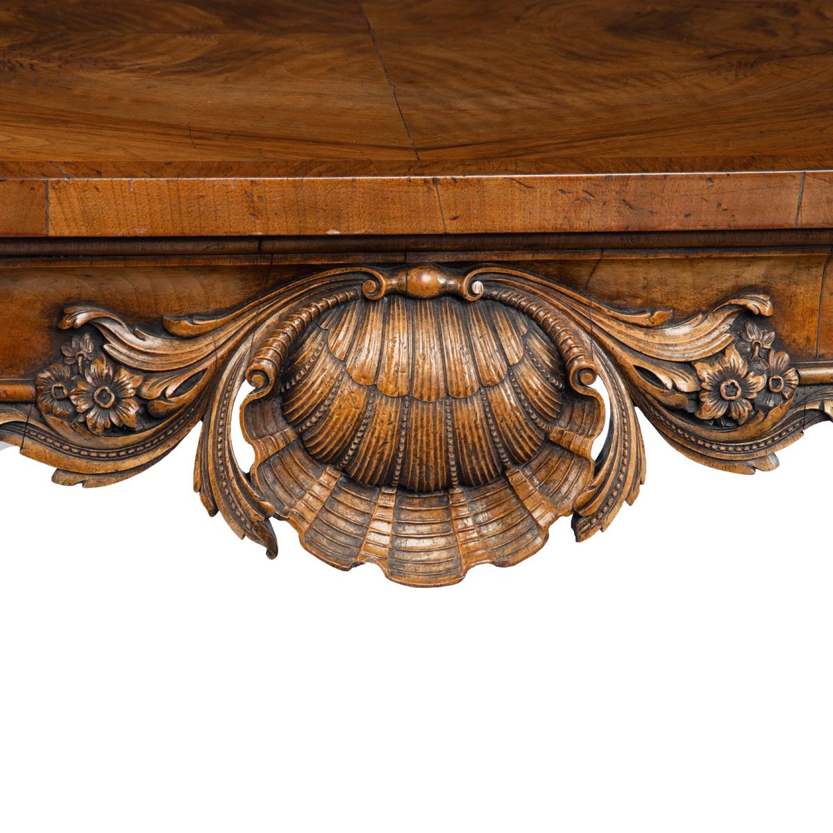Table d'appoint en noyer finement sculpté de style George II par Harry Meyers Com. en vente 3